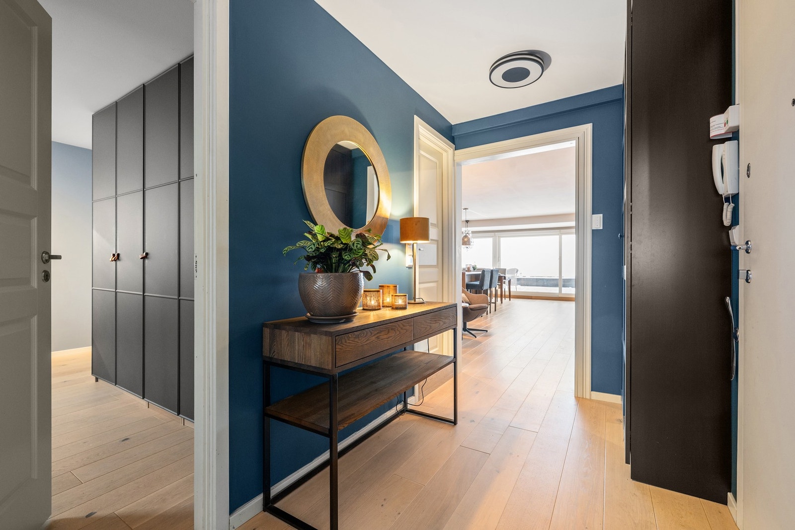 Entré med god skapplass. Dagens eiere har etablert garderobeskap i gang samt på soverom 2 og 3, totalt ca. 6 meter skapplass. Galleribilde