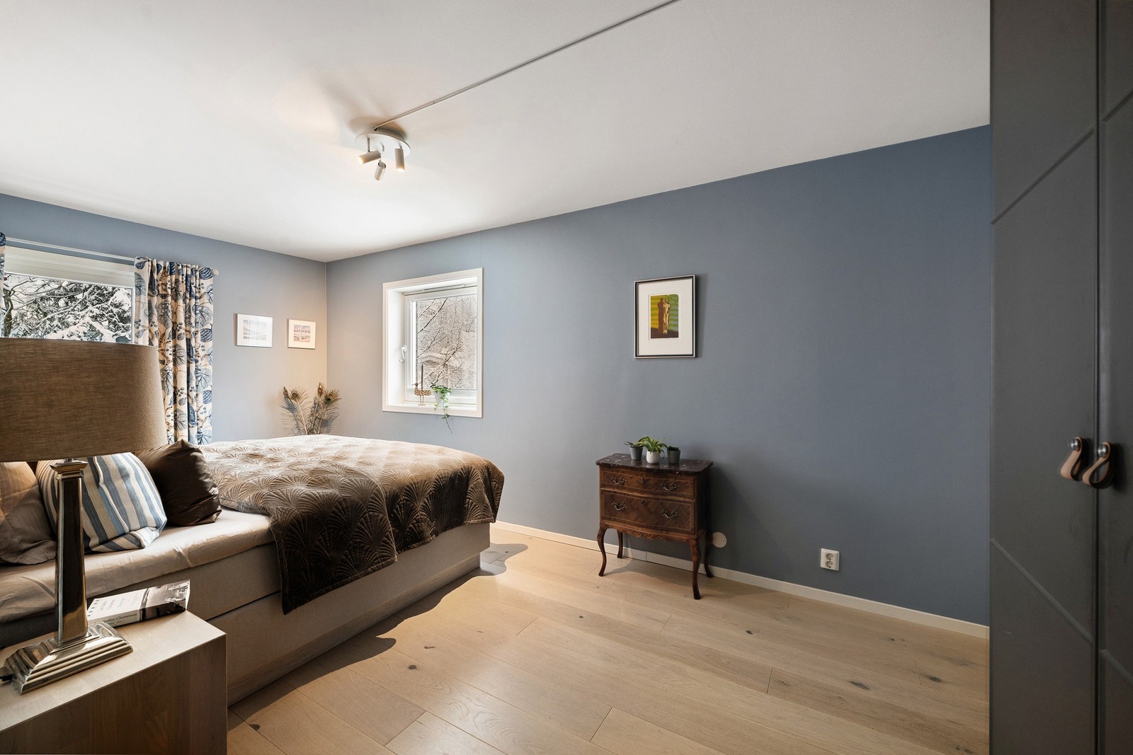 Hovedsoverommet drar nytte av endebeliggenheten og har godt lysinnslipp fra to sider. Galleribilde