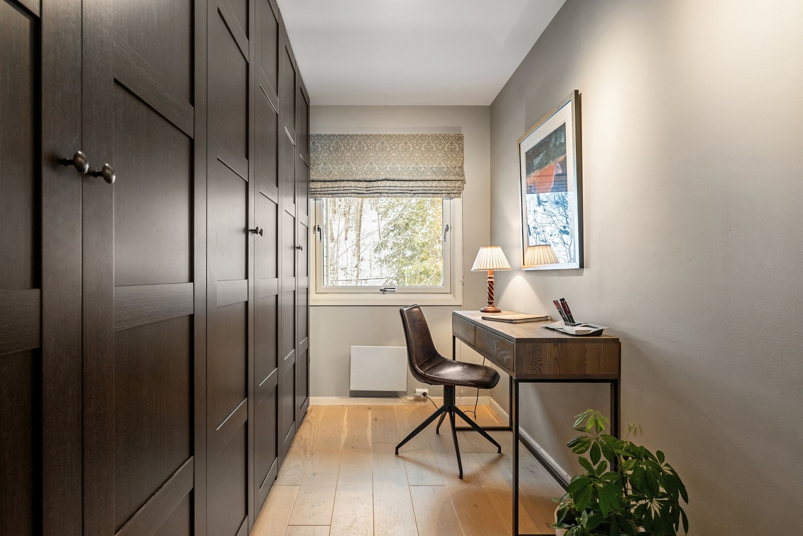 Soverom 3 benyttes i dag som kontor og har rikelig garderobeplass langs hele veggen. Galleribilde