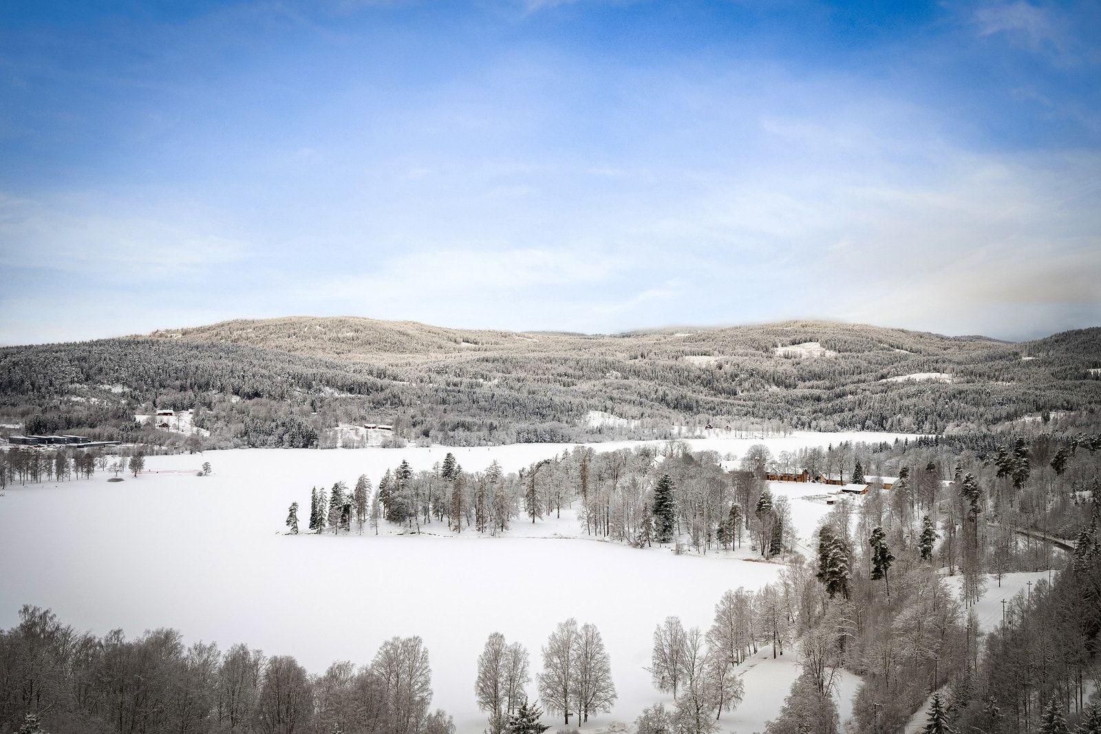 Utsikt mot Bogstadvannet og Bærumsmarka i åpne og naturskjønne omgivelser. Galleribilde