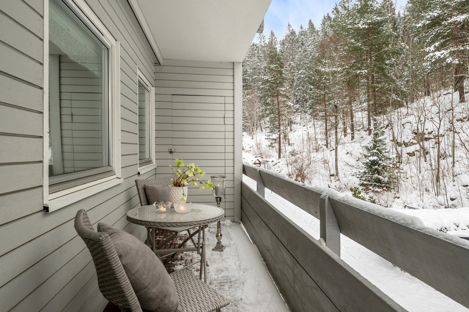 Koselig frokostbalkong med skjermet beliggenhet og tilknyttet bod. Galleribilde