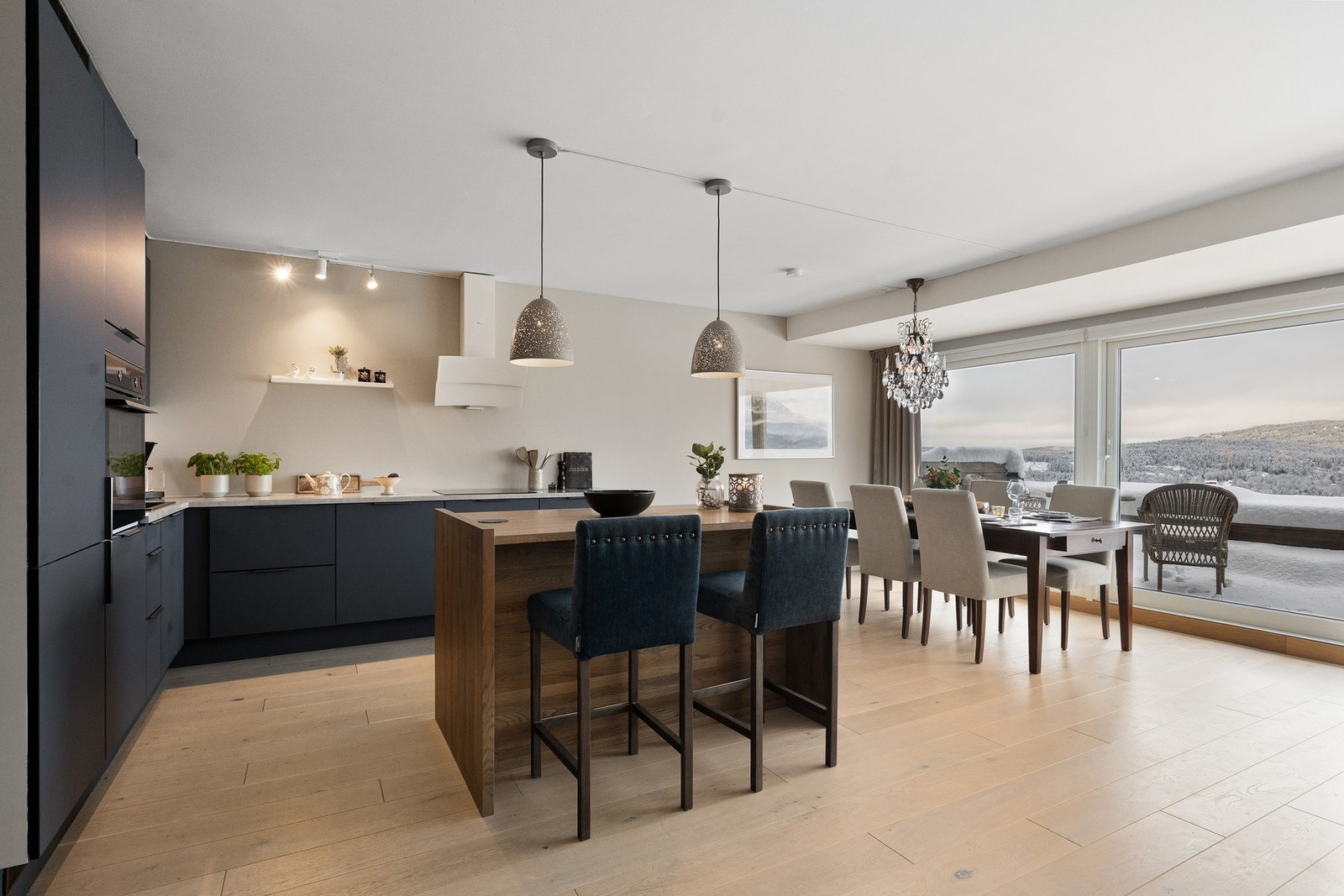 Lekkert HTH-kjøkken fra 2019, senere oppgradert med nye fronter og kjøkkenøy i heltre. Galleribilde