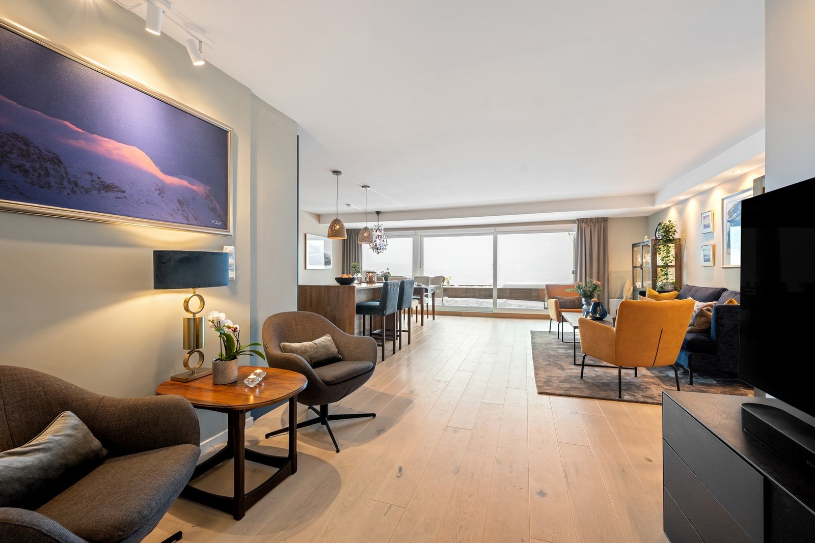 Åpen og luftig stue- og kjøkkenløsning med god romfølelse og balansert planløsning. Galleribilde