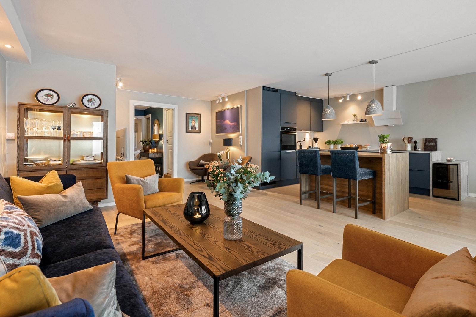 Appstyrt Philips Hue-belysning på terrassen samt spotbelysning i stue, kjøkken og alle tre soverom. Galleribilde