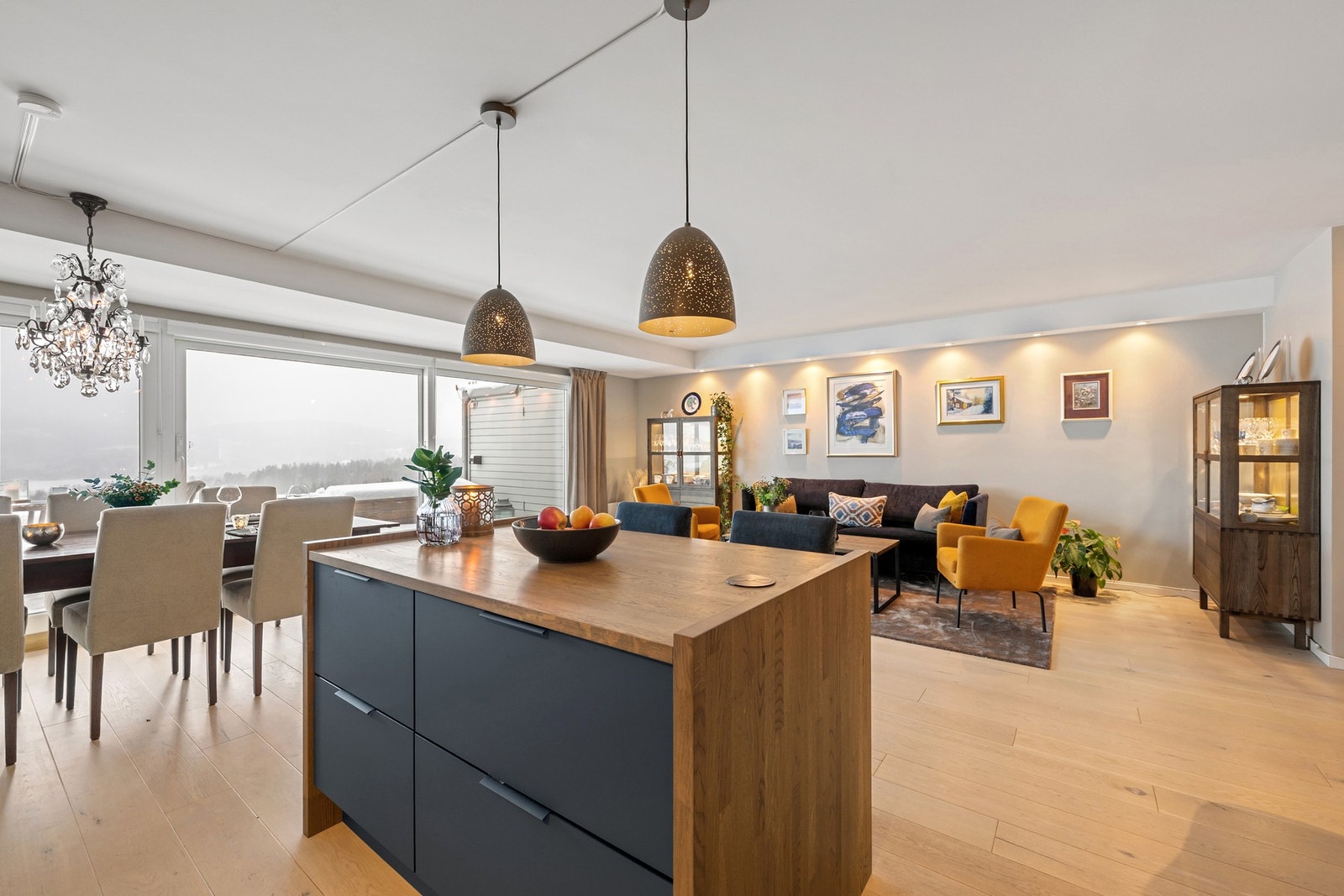 Kjøkkenøyen gir ekstra arbeids- og oppbevaringsplass og fungerer som et naturlig soneskille i rommet. Galleribilde