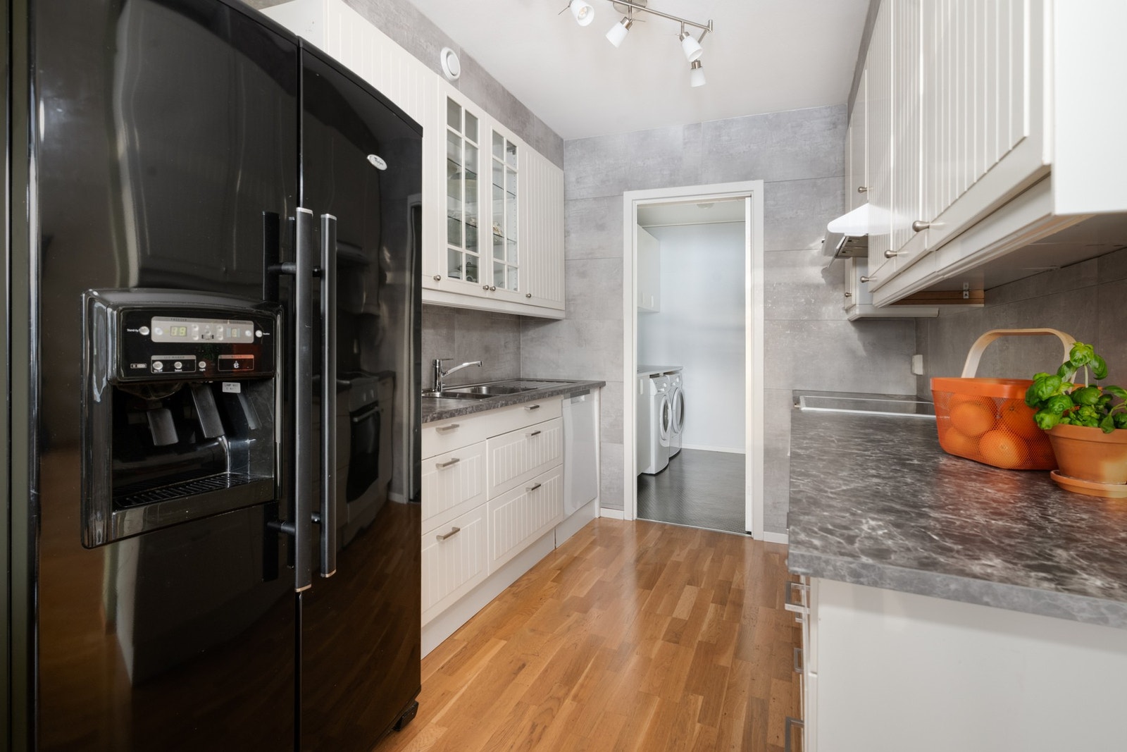 Pent og praktisk kjøkken med mye skap- og benkeplass. Galleribilde