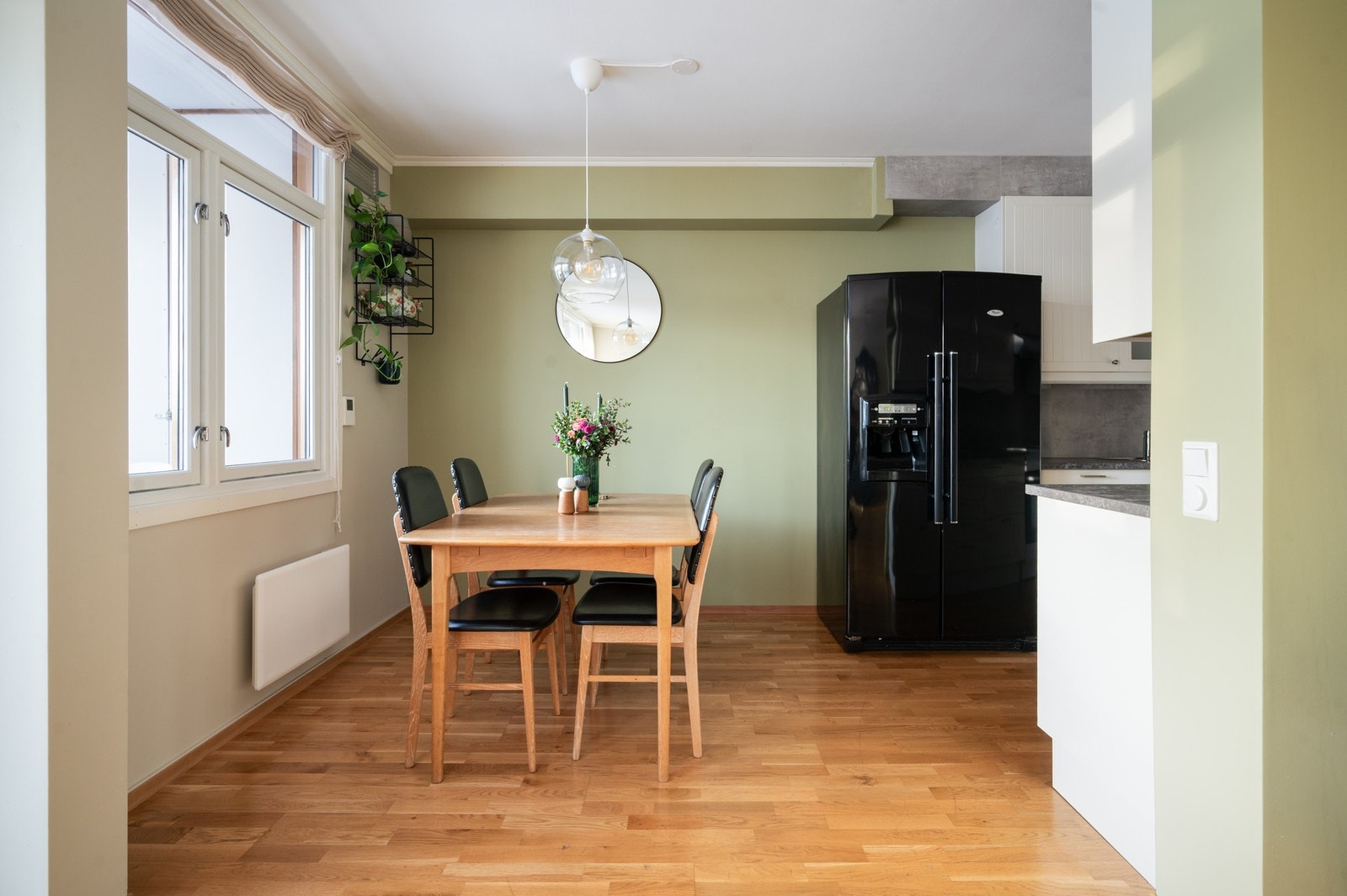 God plass til langbord, perfekt for hyggelige sammenkomster med venner og familie. Galleribilde