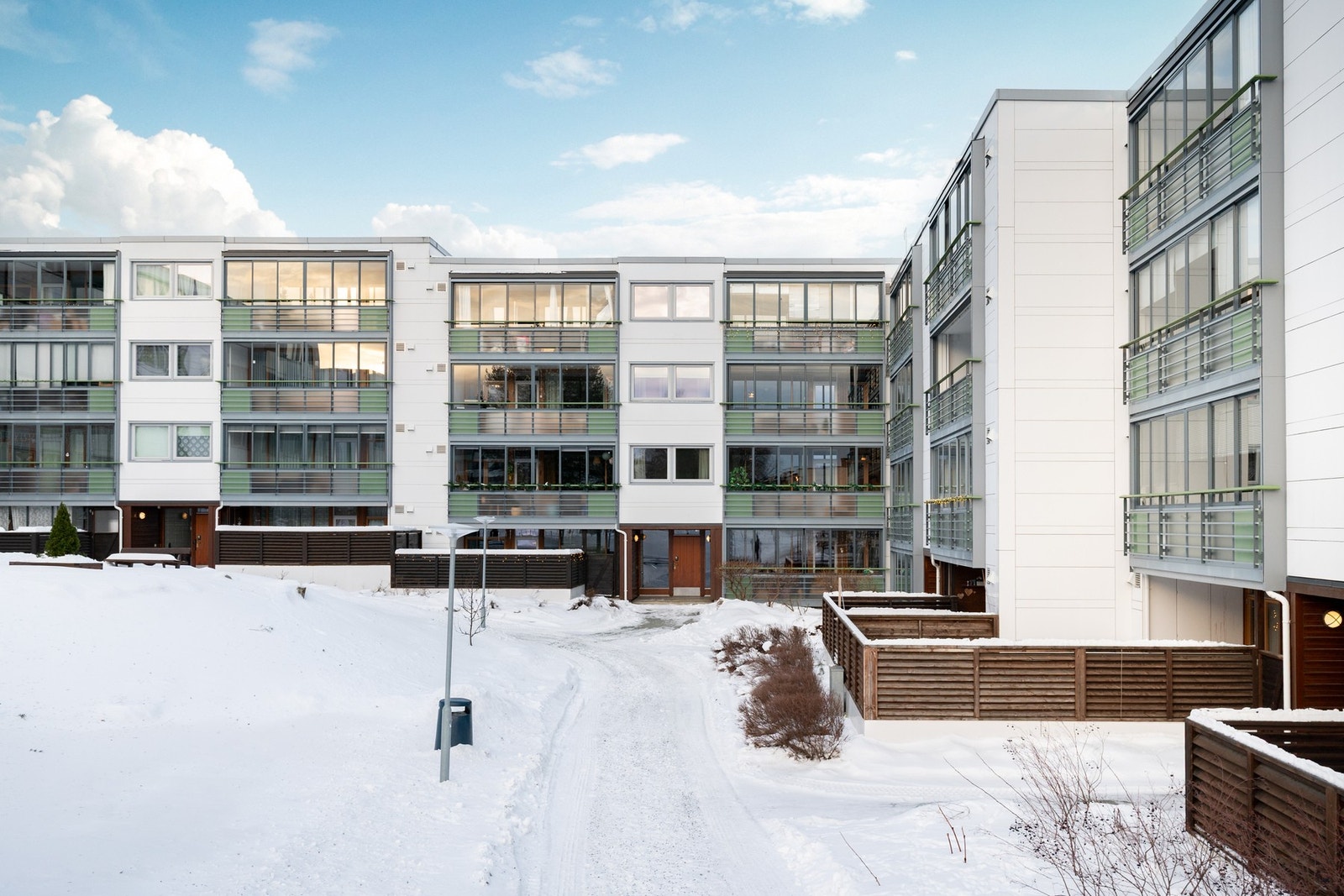 Leiligheten ligger i et rolig og etablert boligområde på Kolstad. Meget barnevennlig område med lite trafikk og lekeplasser for barn i gatetun. Galleribilde