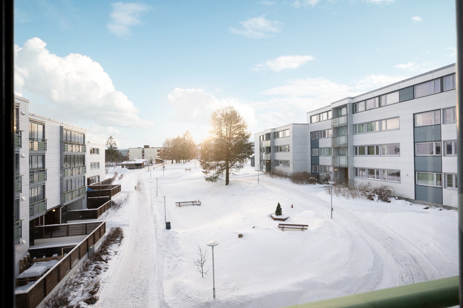 Parkering på felles biloppstillingsplass i borettslaget. Borettslaget har 95 frittstående garasjer i rekke, som tildeles av TOBB. Galleribilde