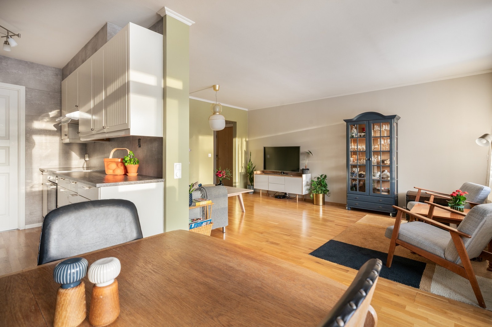 Kombinert stue og kjøkken er på 34 m². Galleribilde