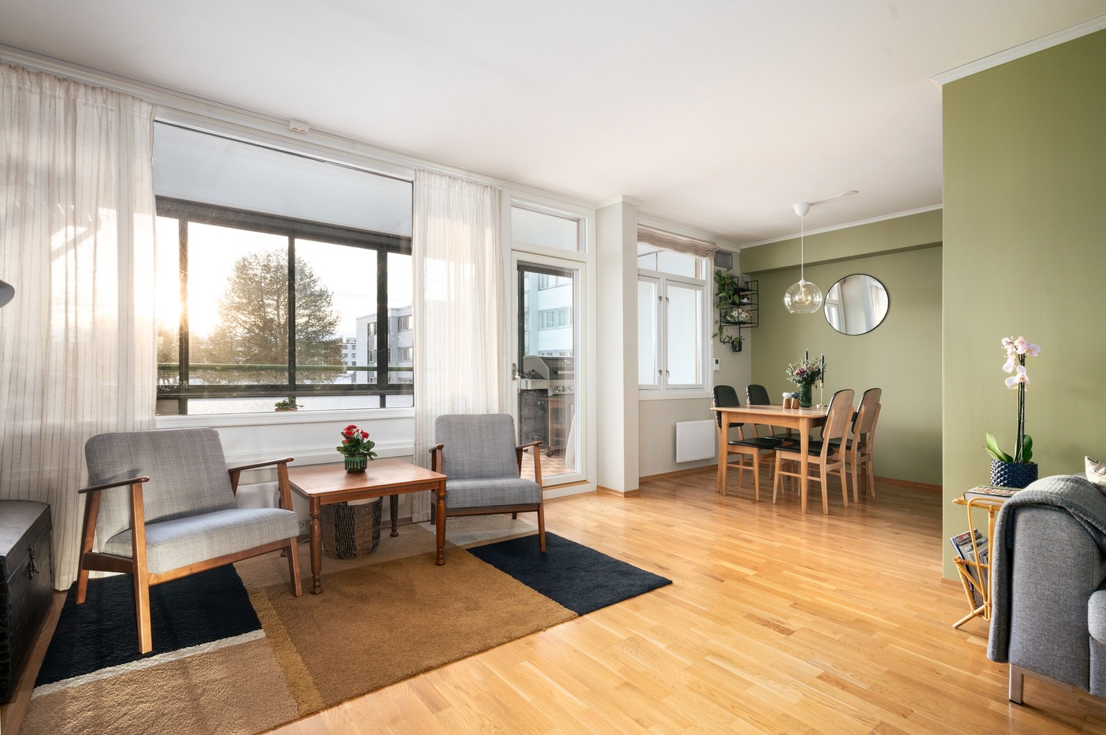 Store vindusflater som sørger for rikelig med naturlig lysinnslipp. Galleribilde