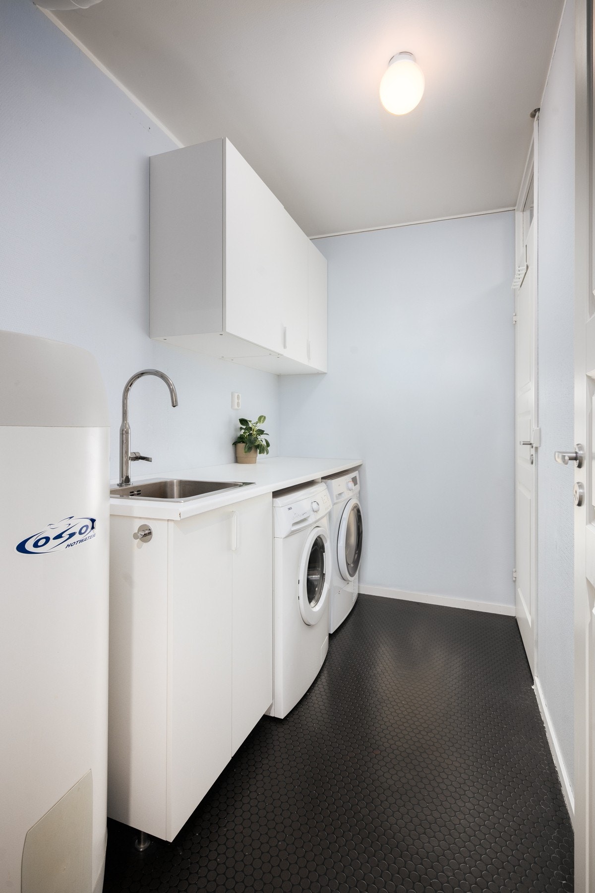 Eget vaskerom med opplegg for vaskemaskin og varmtvannsbereder. Plass til tørketrommel, samt forskjellige oppbevaringsløsninger. Galleribilde