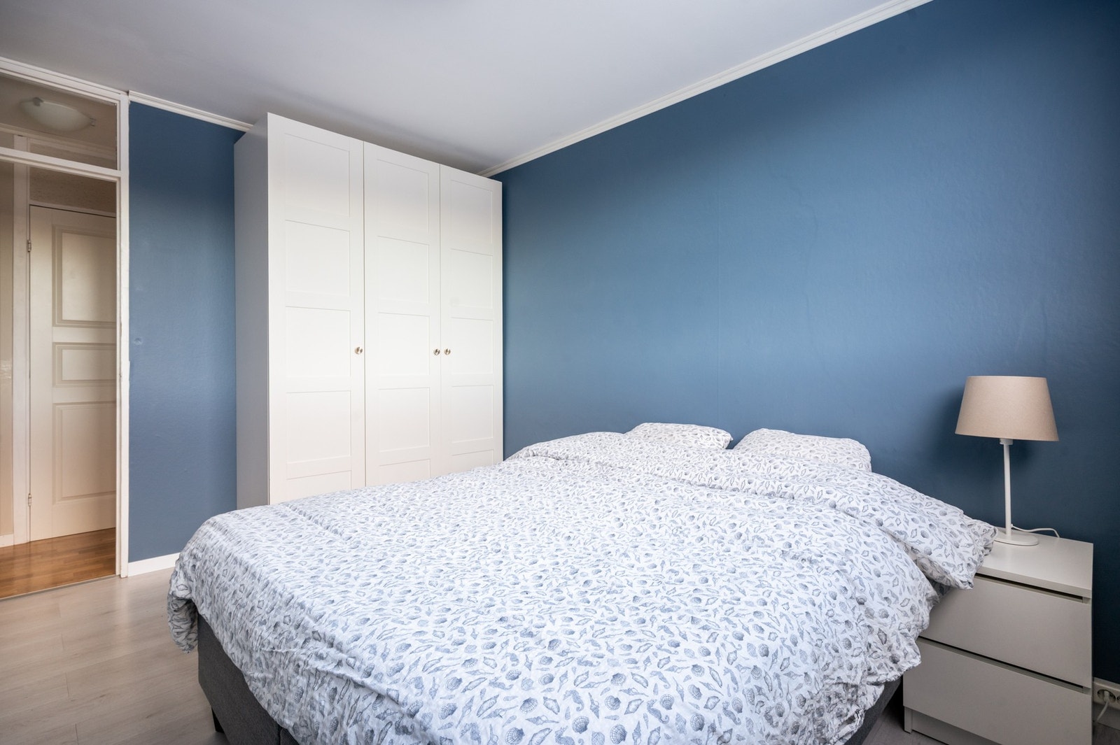 God plass til dobbeltseng og ulike garderobeløsninger. Galleribilde