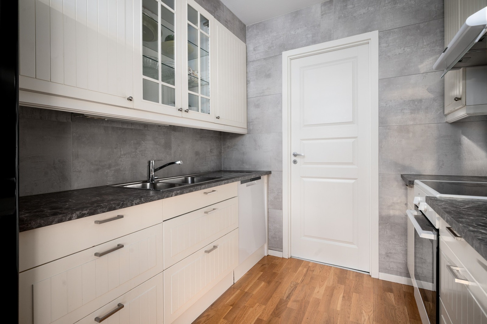 Fra kjøkkenet er det direkte gjennomgang til vaskerommet. Galleribilde