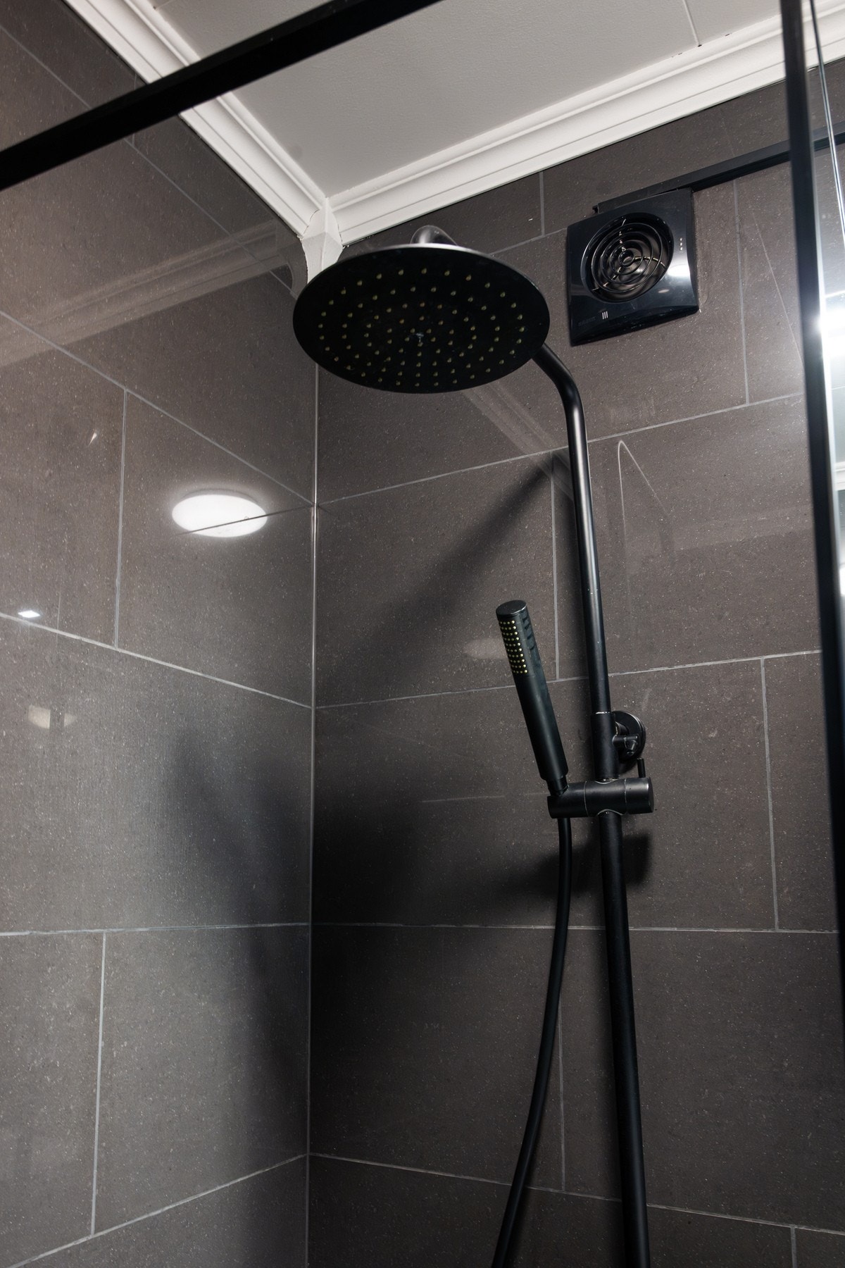 Badet er tilknyttet det balanserte ventilasjonsanlegget. Galleribilde