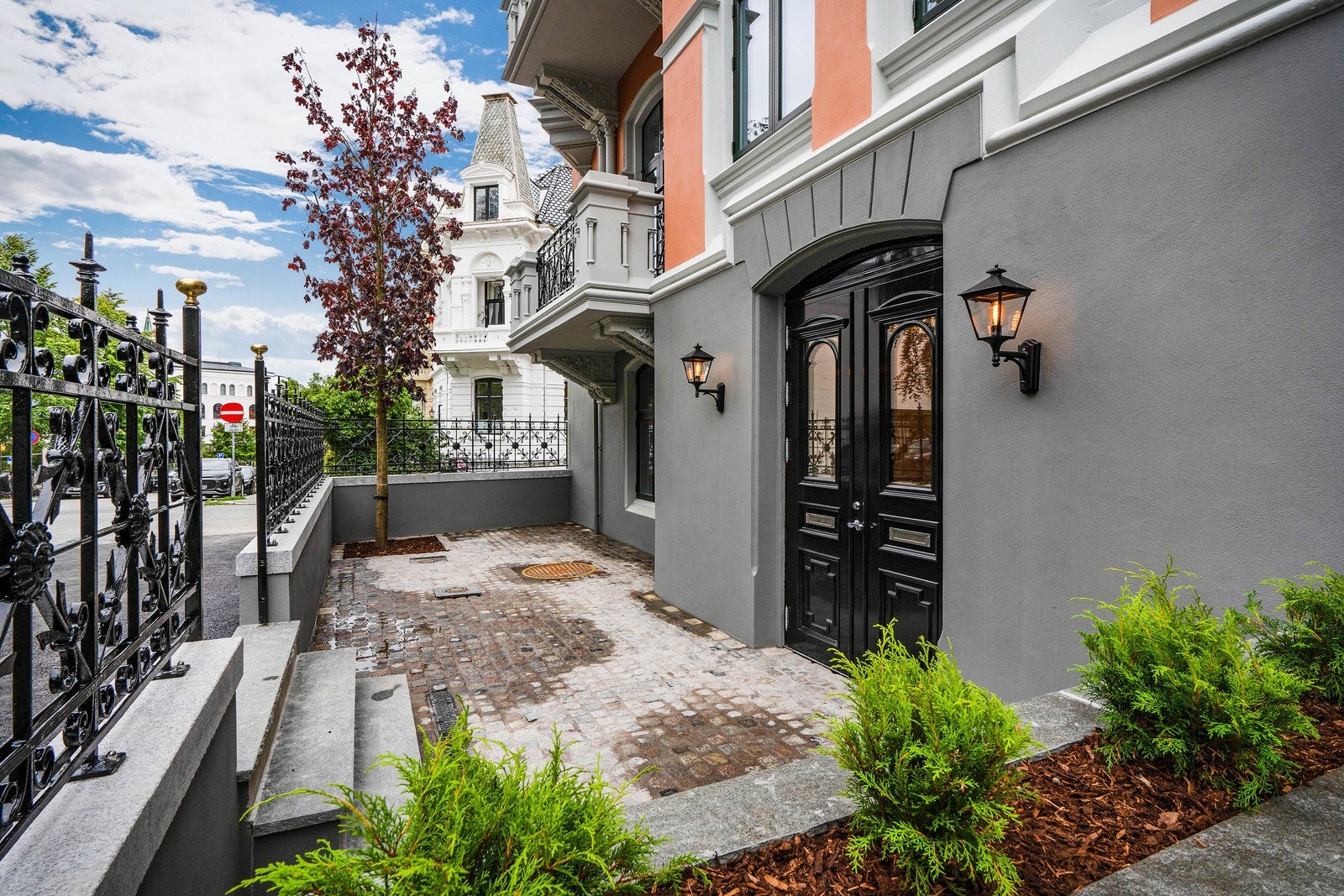 Inngangsparti til Parkveien 16, pent opparbeidet Galleribilde