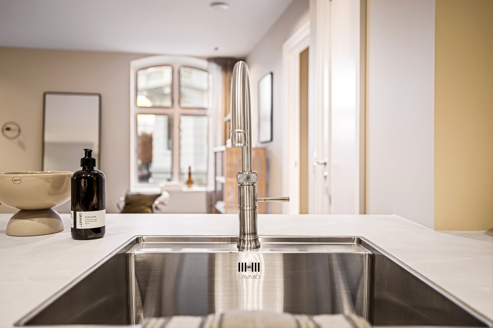 Åpen løsning mellom stue og kjøkken Galleribilde