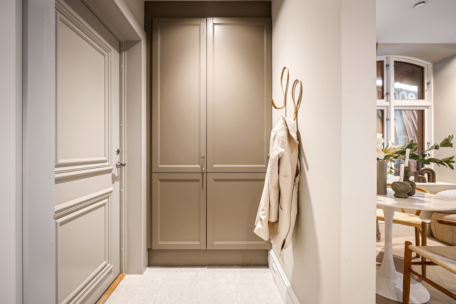 Plassbygde garderober i entré Galleribilde