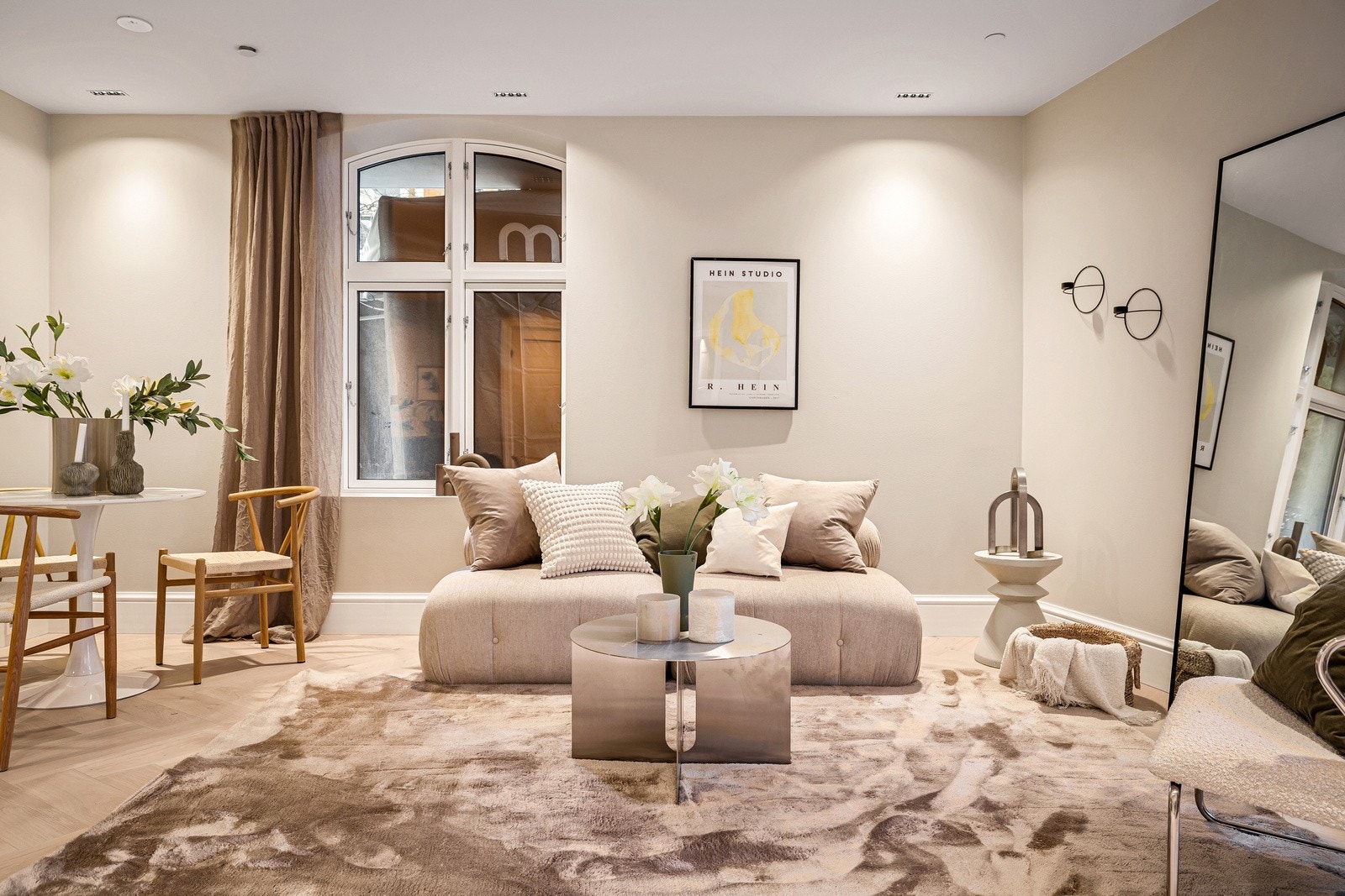 Godt lysinnslipp fra romslige vinduer Galleribilde