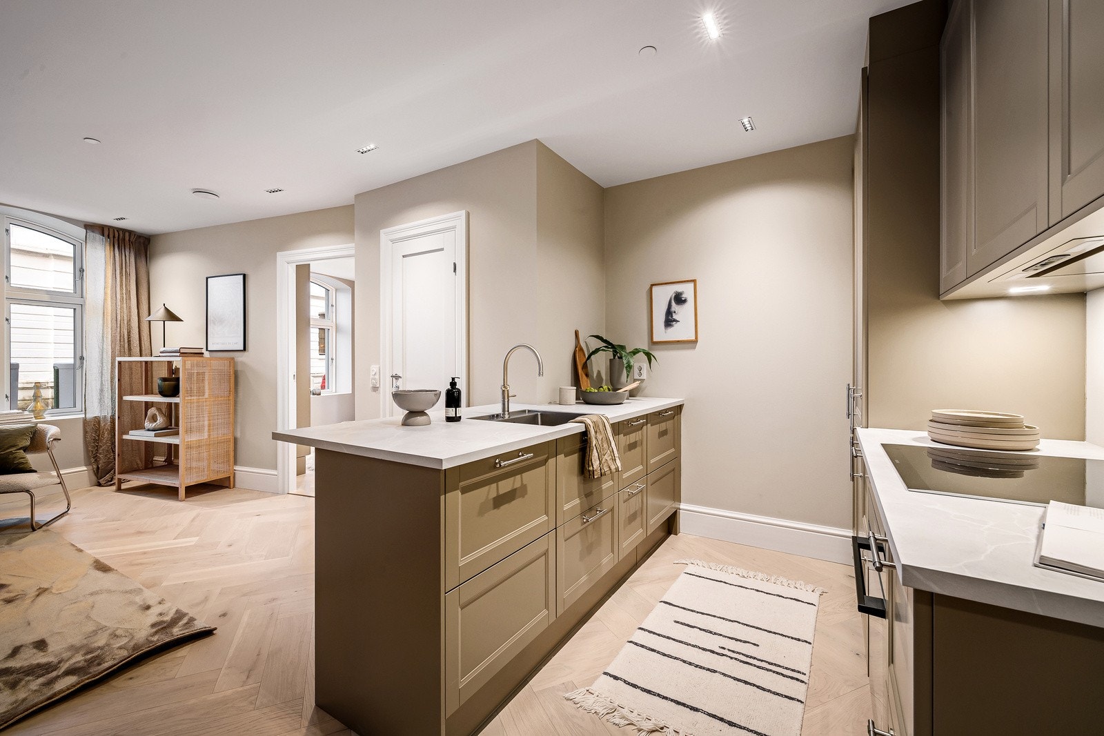 Kjøkkenet har skjult opplegg til vaskemaskin/tørketrommel (kombi) Galleribilde