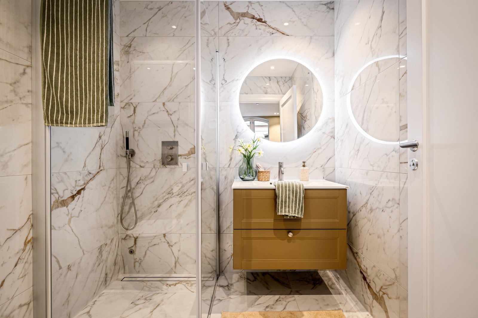 Utsøkt bad, med delikate fliser og gode løsninger Galleribilde