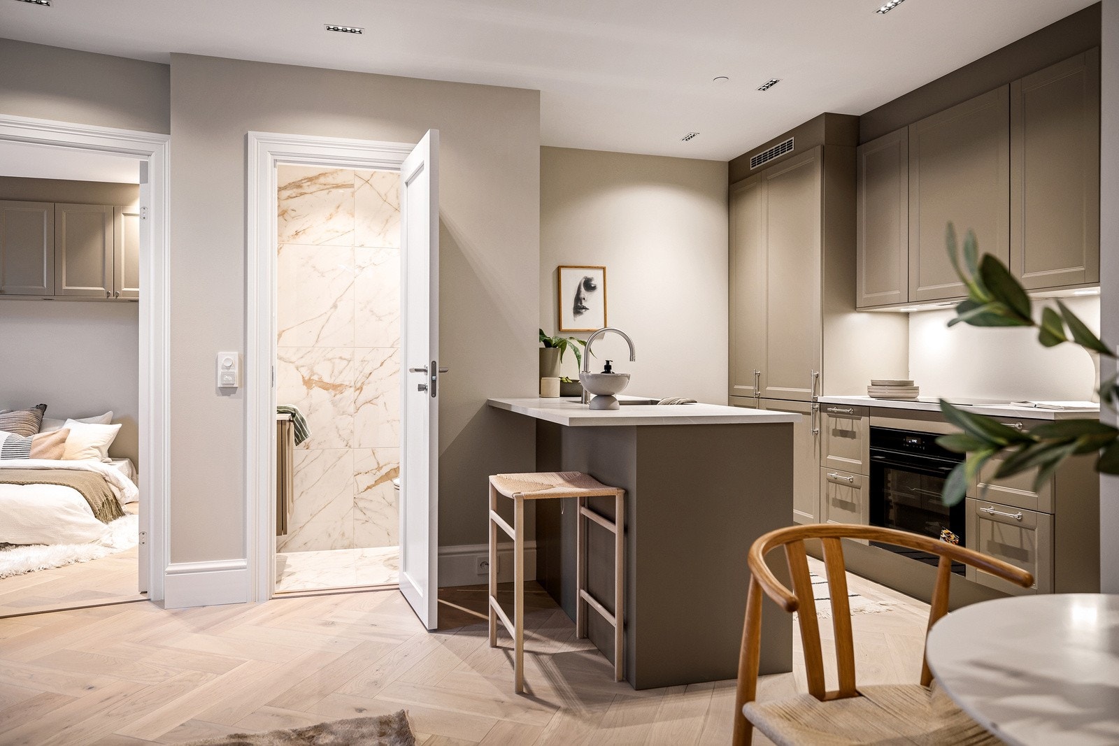 Kjøkkenfronter er i samme design som garderober Galleribilde