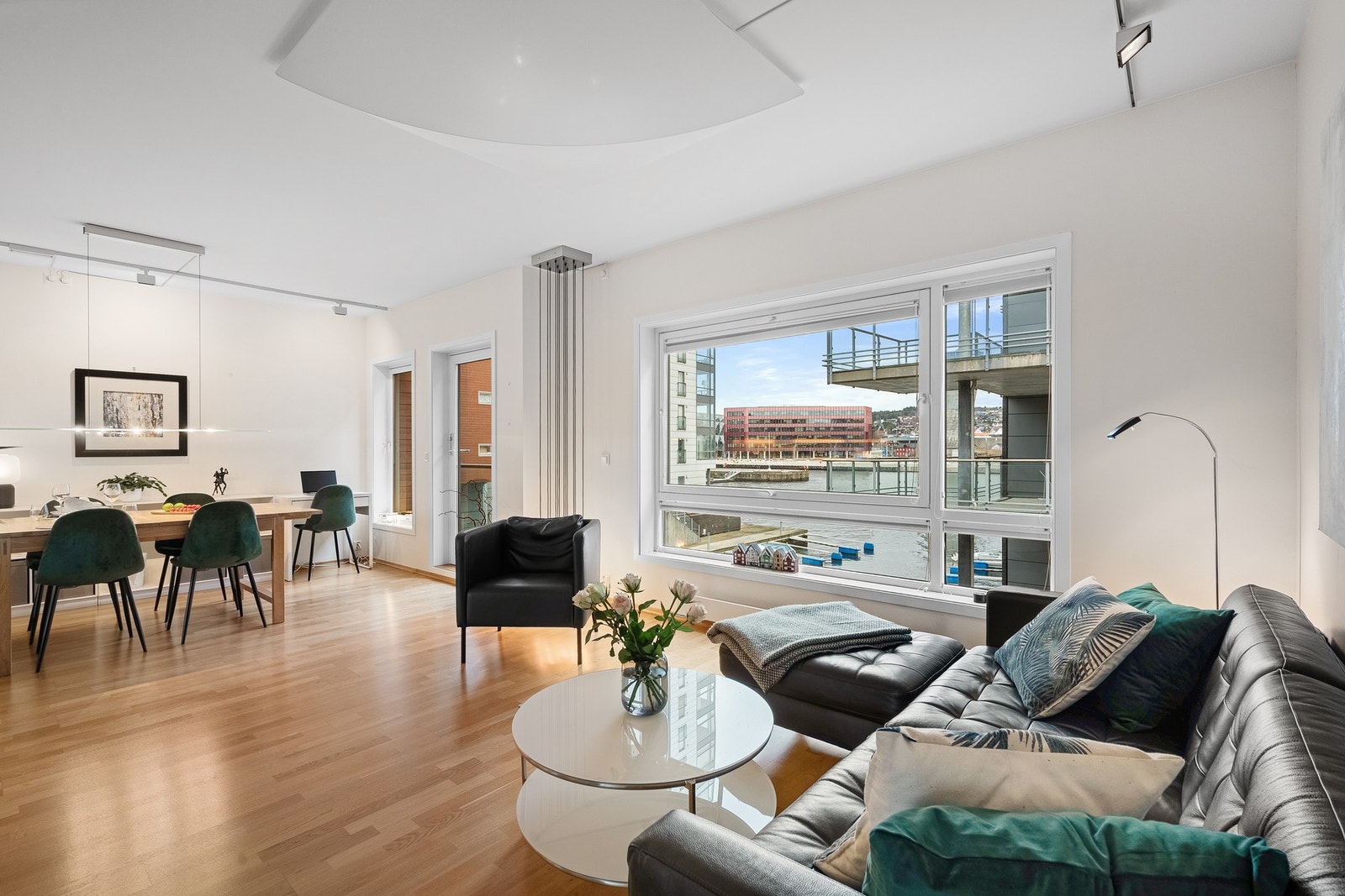 Det er flere møbleringsmuligheter og god plass til både langbord og romslig sofagruppe. Galleribilde