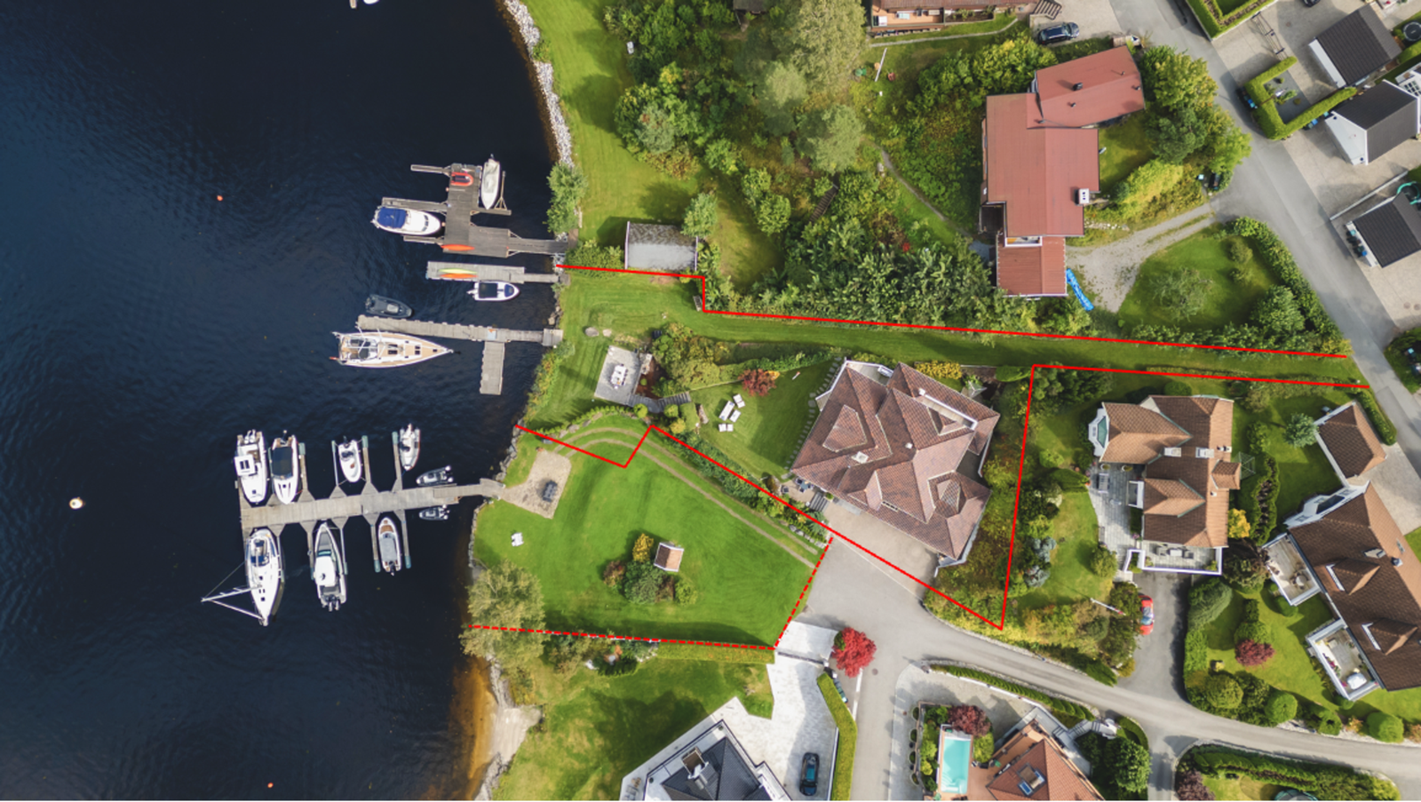 Eiendommen eier egen strandparsell (Gnr.40, Bnr.949) som strekker seg helt ned til vannkanten og utgjør store deler av hagen. Også 1/9 eierandel til felles tomt til venstre for eiendommen Galleribilde