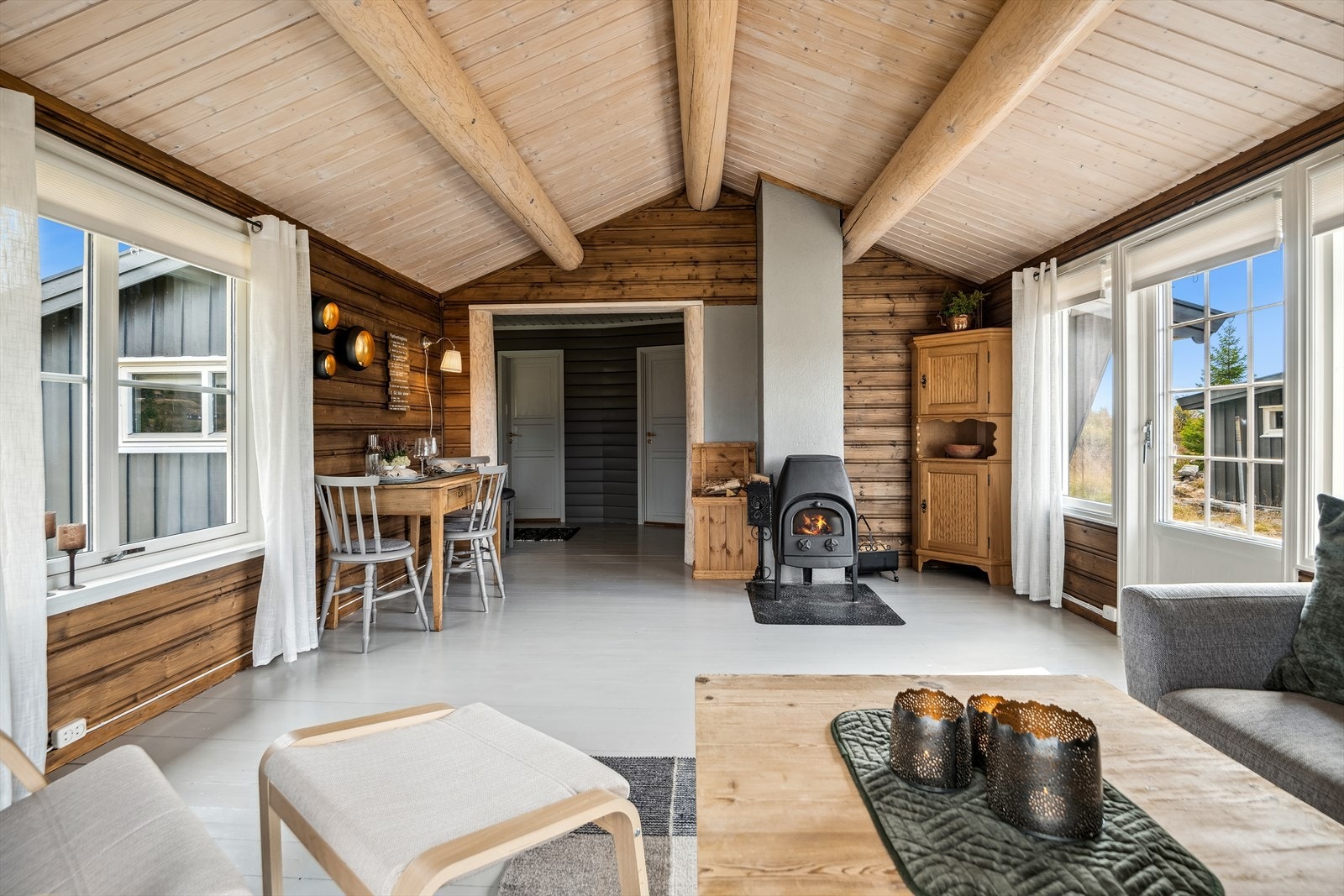 Vedovn i stue. Galleribilde