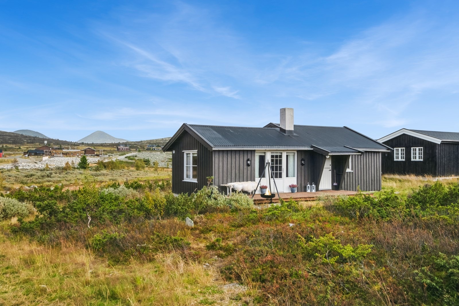 Hytten ligger i naturskjønne omgivelser med flott utsikt blant annet mot Muen. Galleribilde