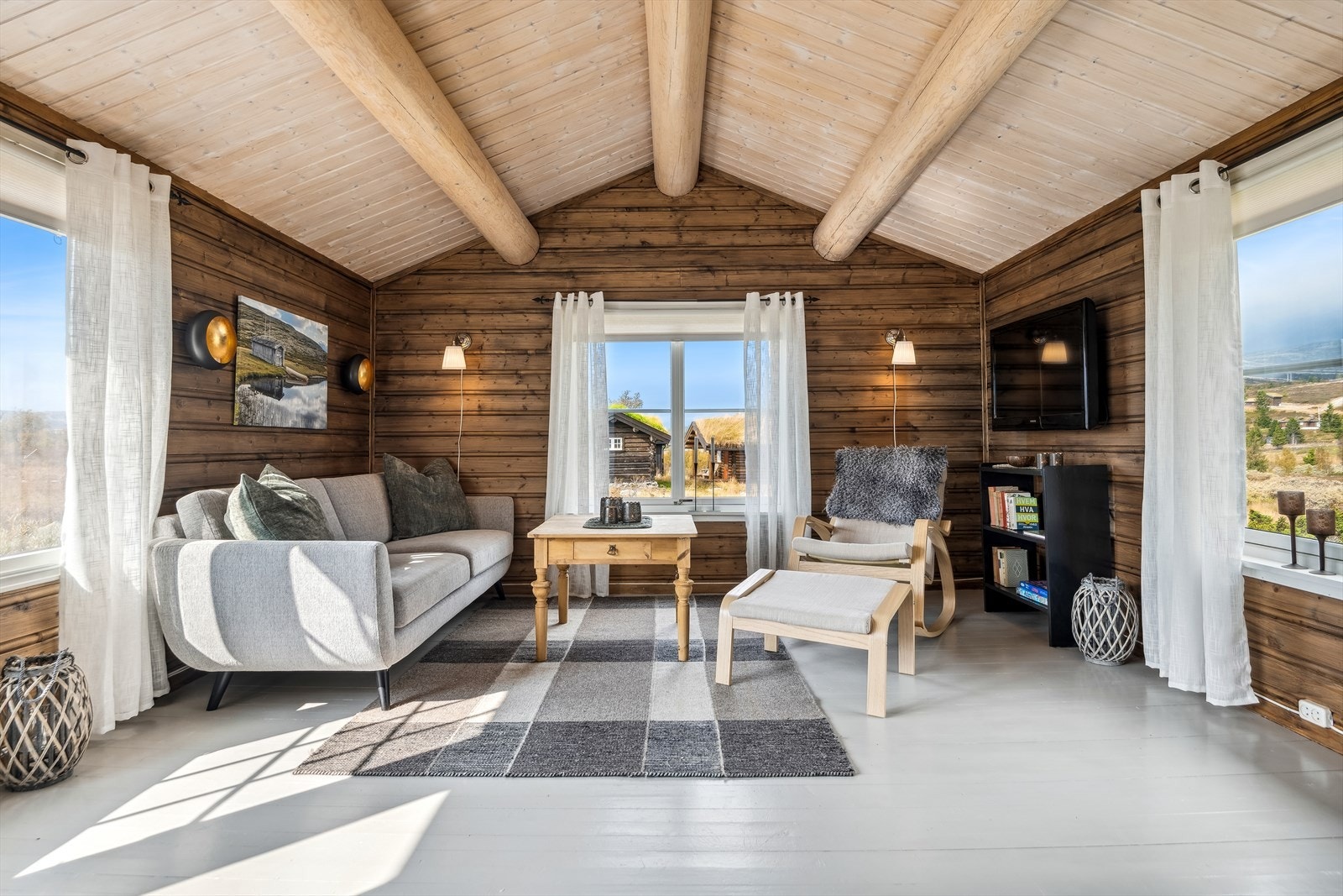 Trivelig stue med store vindusflater som gir godt med dagslys inn. Galleribilde