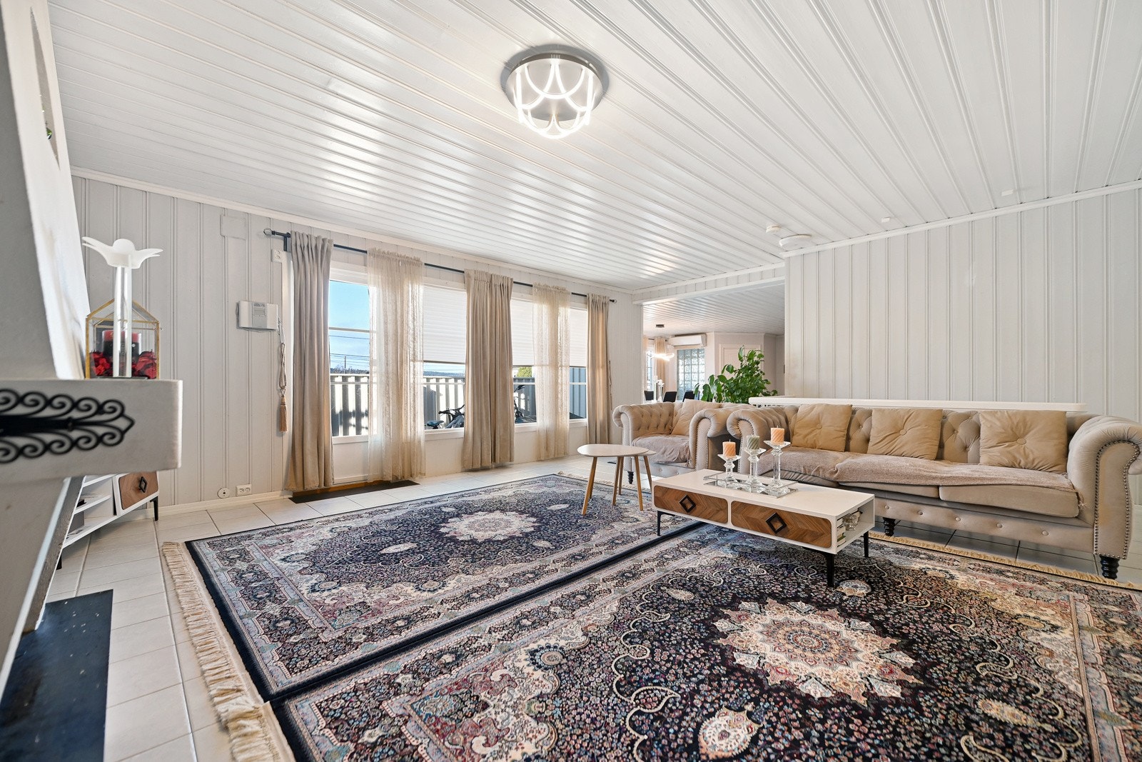 Stor stue med flislagt gulv Galleribilde