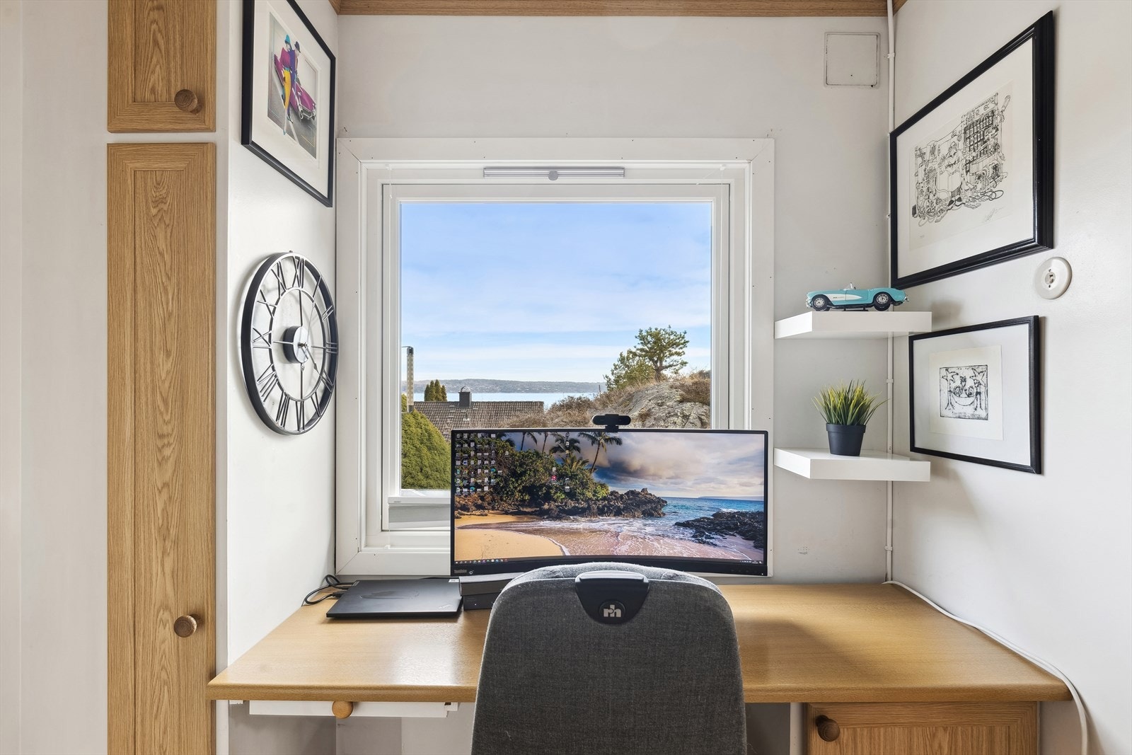 I tilknytning til kjøkkenet finnes et praktisk rom som passer perfekt til hjemmekontor Galleribilde