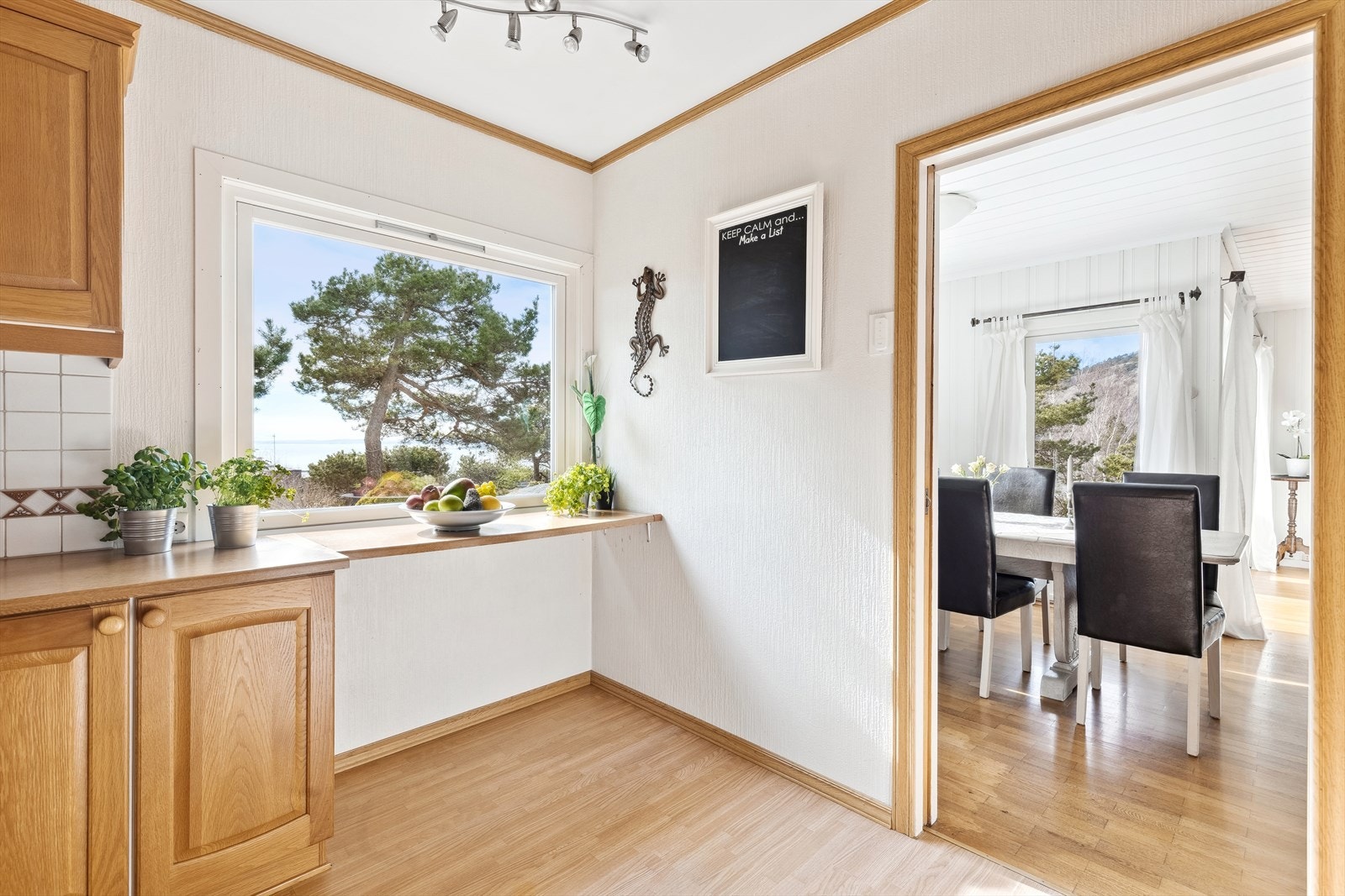 Kjøkkenet er plassert tilbaketrukket i et eget rom, rett ved stuen. Galleribilde