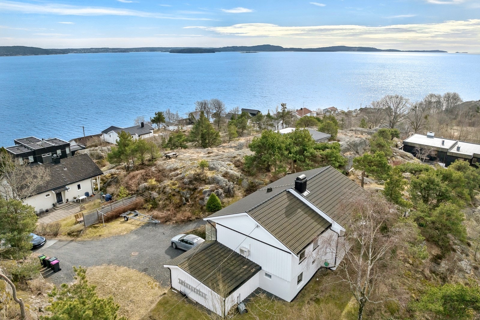 Her vil du bo solrikt, barnevennlig til med en fantastisk beliggende med umiddelbar nærhet til Oslofjorden. Galleribilde