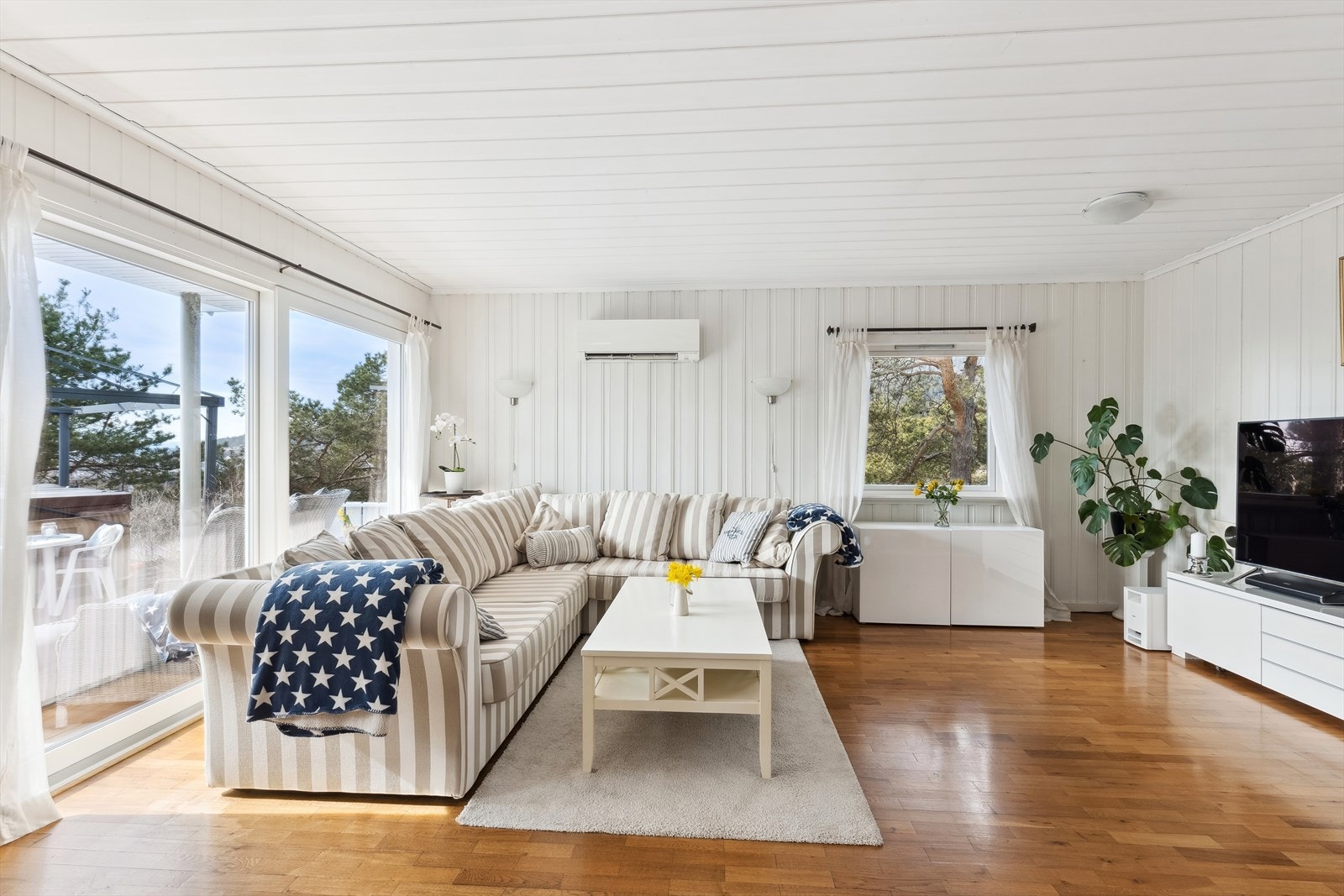 Stuen er utstyrt med varmepumpe, som sørger for en behagelig temperatur, uavhengig av årstiden. Galleribilde