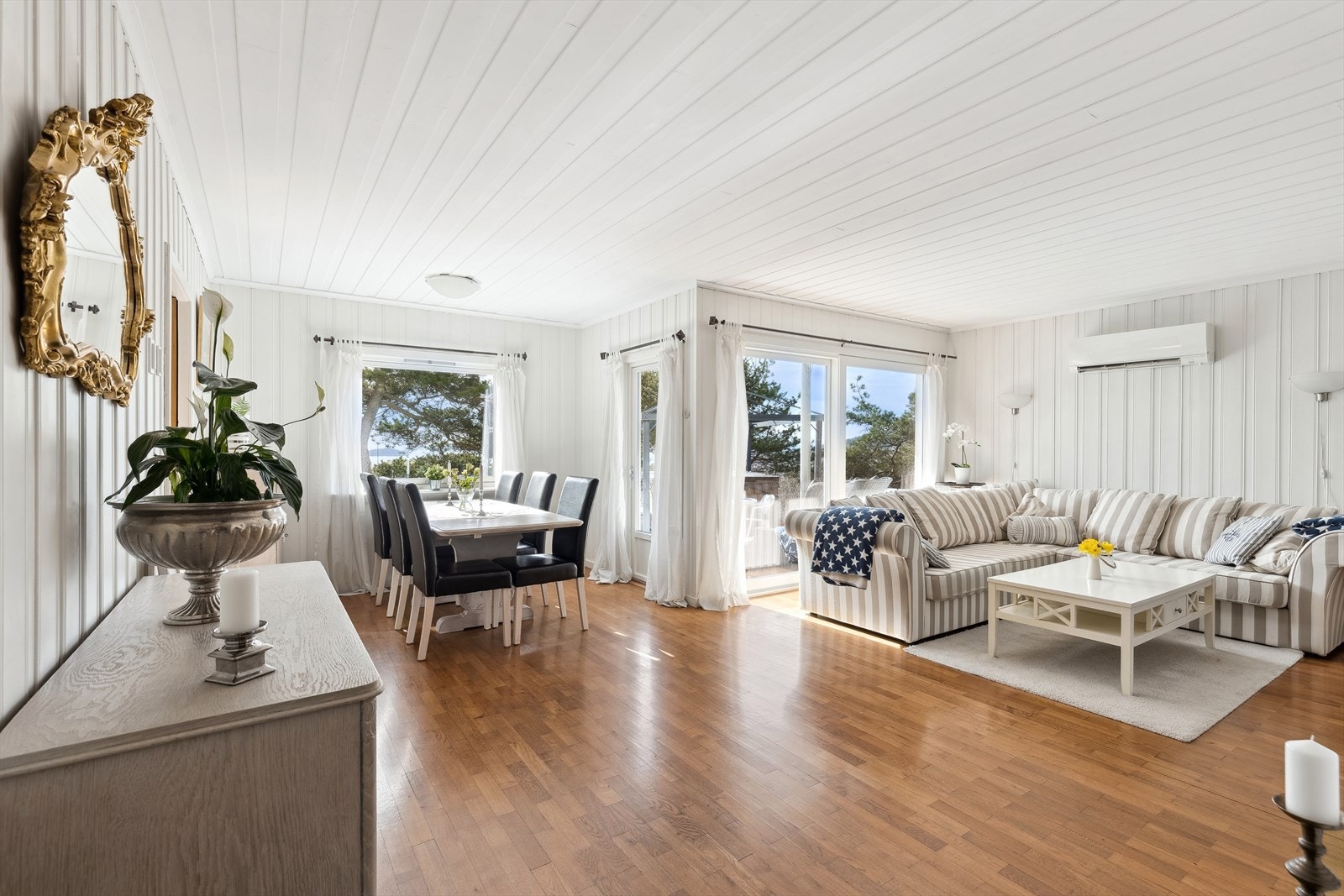 Her er det rom for en komfortabel sofagruppe og en koselig spisegruppe. Galleribilde