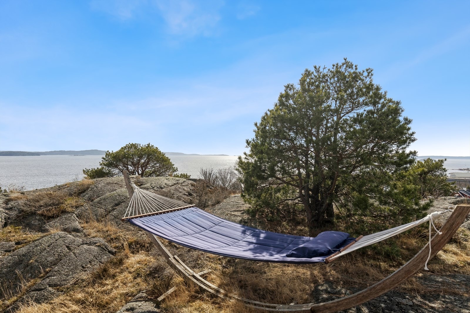 Eiendommen er delvis en naturtomt, supplert med plen, enkelte opparbeidede bed og vekster. Galleribilde