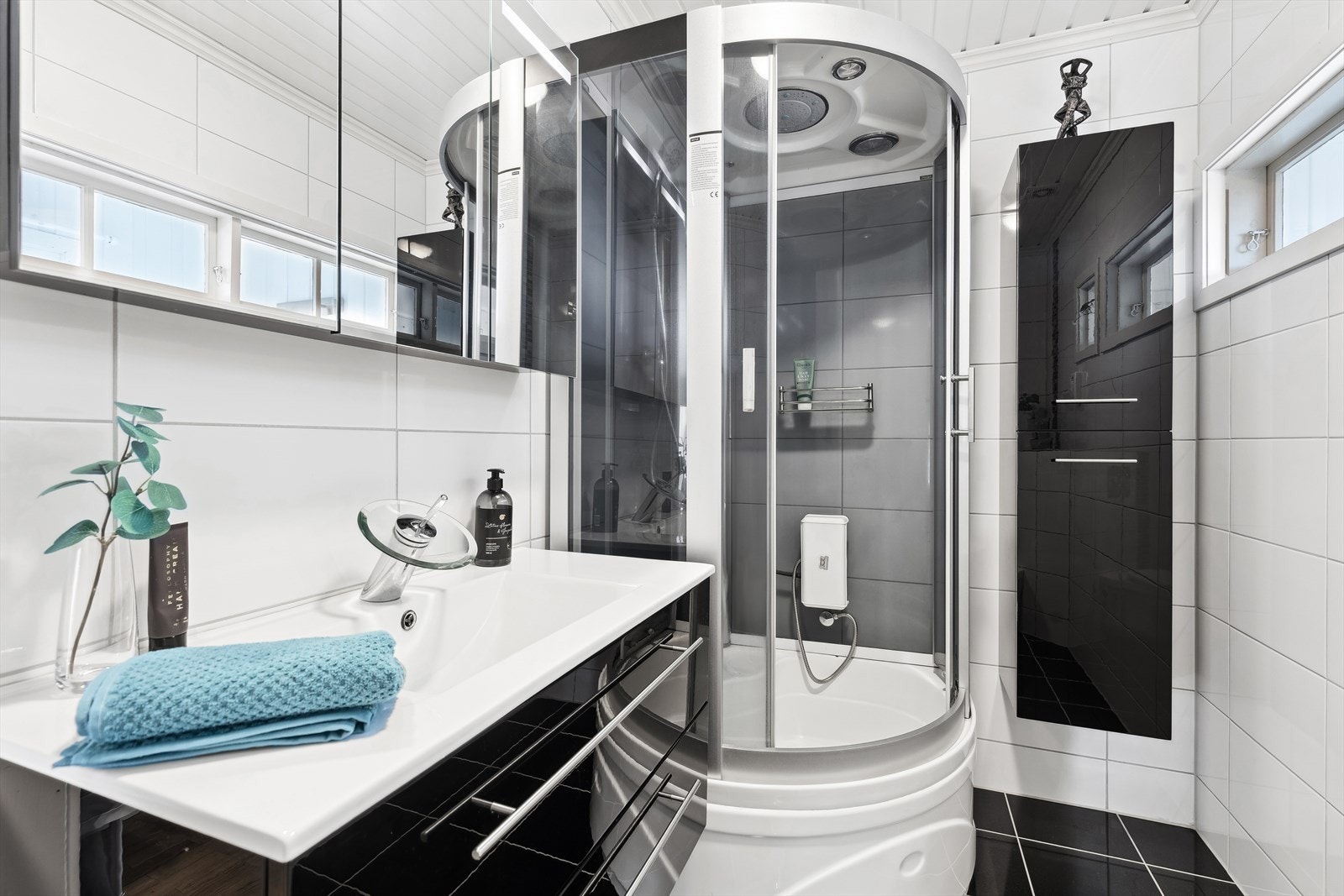 I første etasje finnes et pent, helfliset baderom oppusset i 2016. Galleribilde