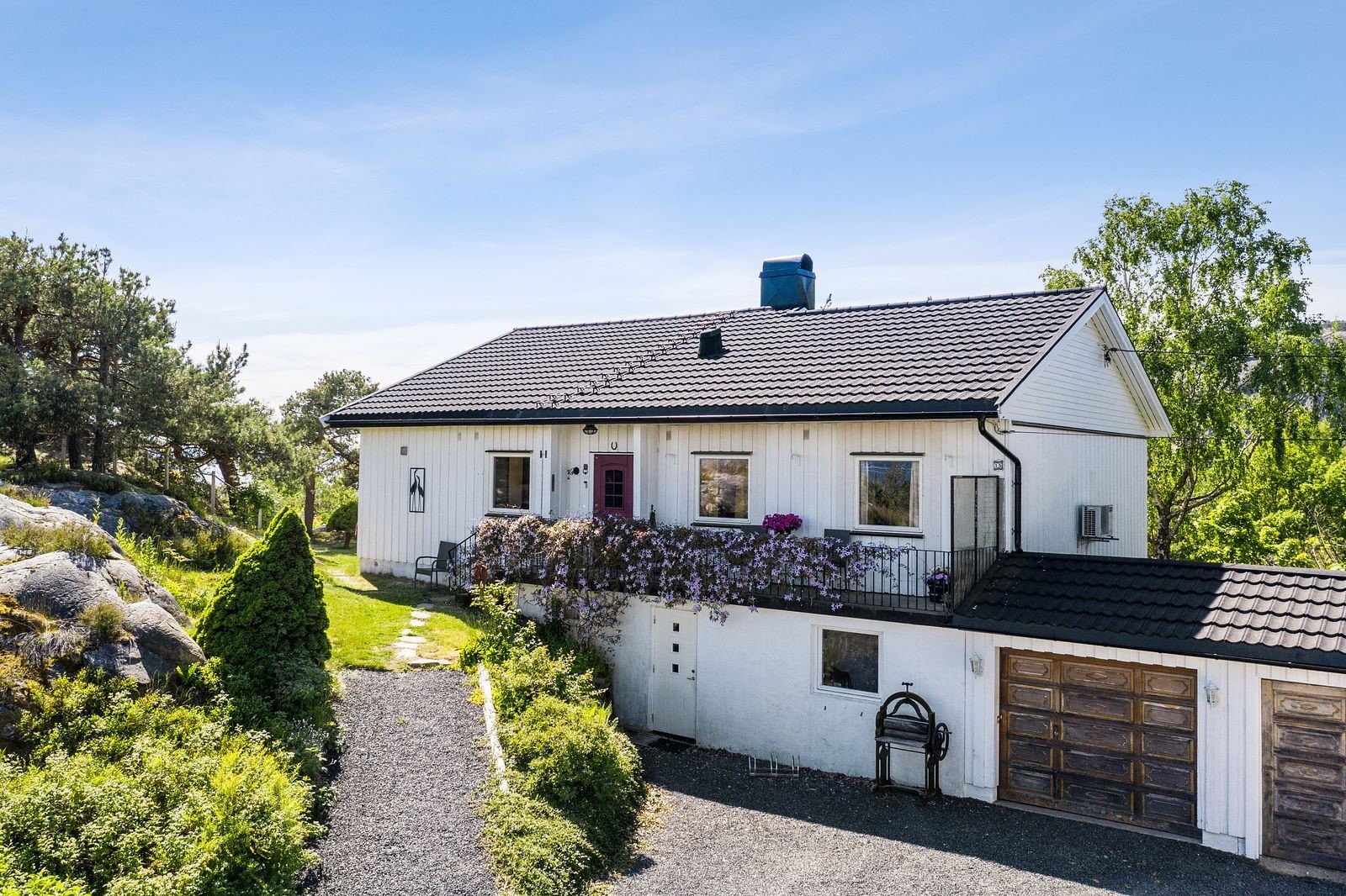 Enebolig fra 1962 over to plan med integrert garasje. Galleribilde