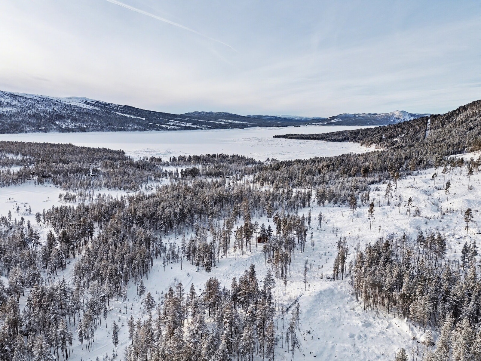Eiendommen ligger flott til ved Pålsbufjorden i et område med spredd hyttebebyggelse. Galleribilde