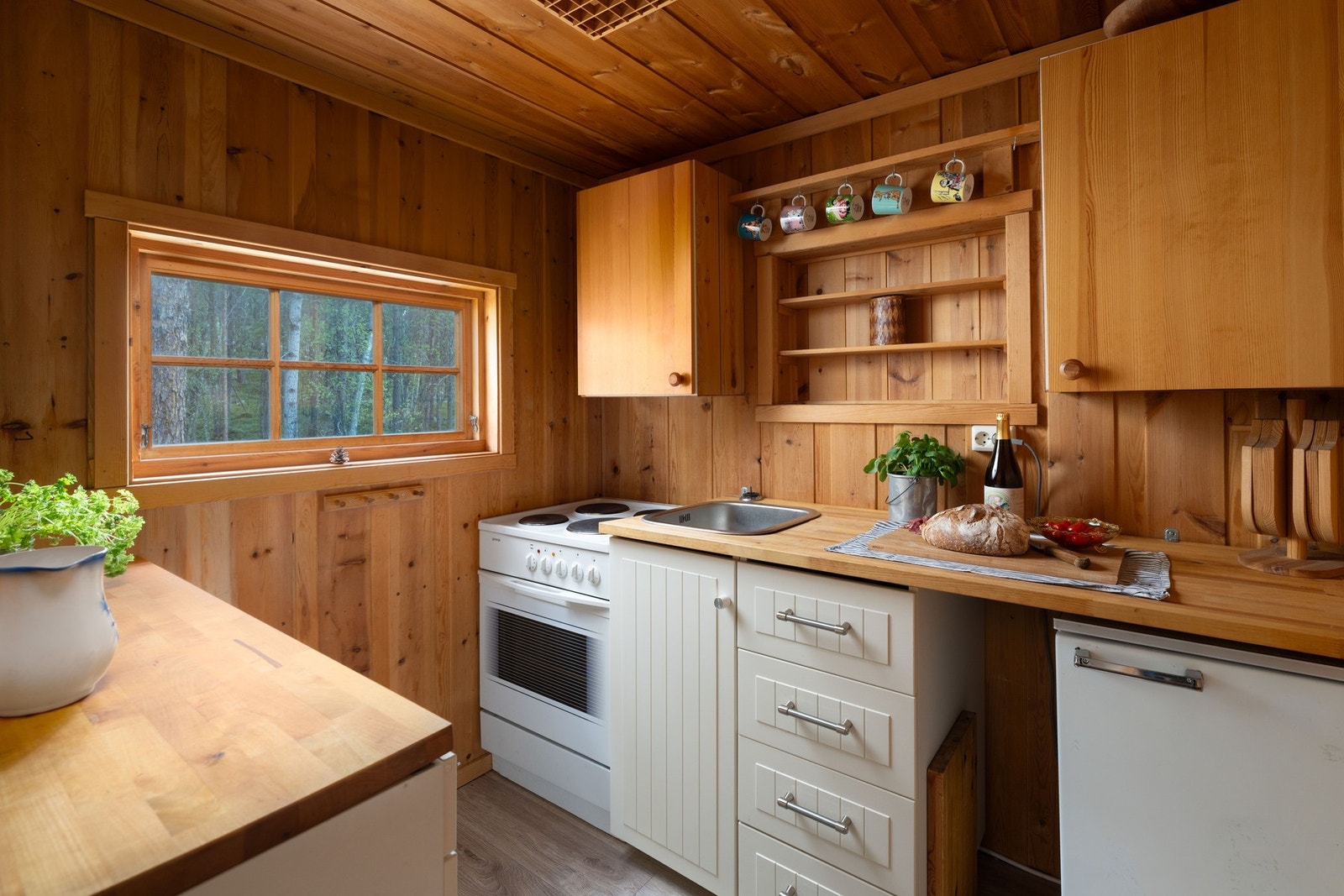 Kjøkkeninnredning fra Ikea med over- og underskap. Nedfelt vaskekum i heltre benkeplate, med enkelt gråvannsavløp til terreng. Galleribilde