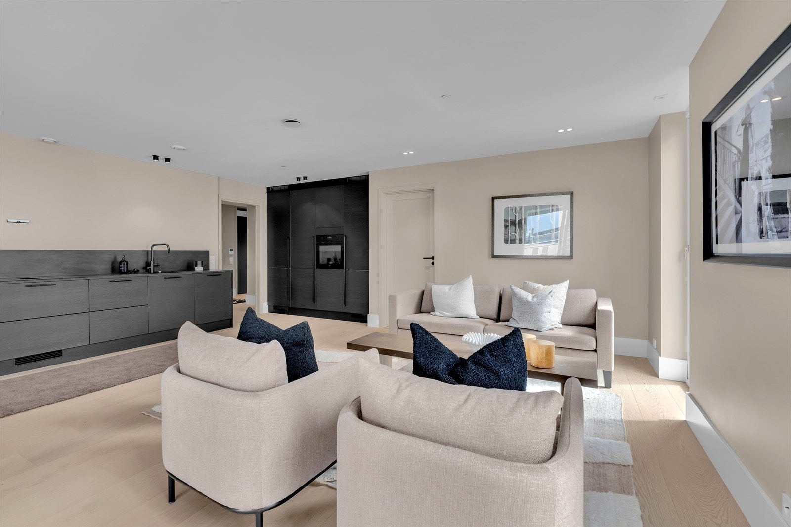 Smarte løsninger på kjøkkenet gjør at rommet blir godt utnyttet! Da blir det plass til møbler etter ønske. Galleribilde