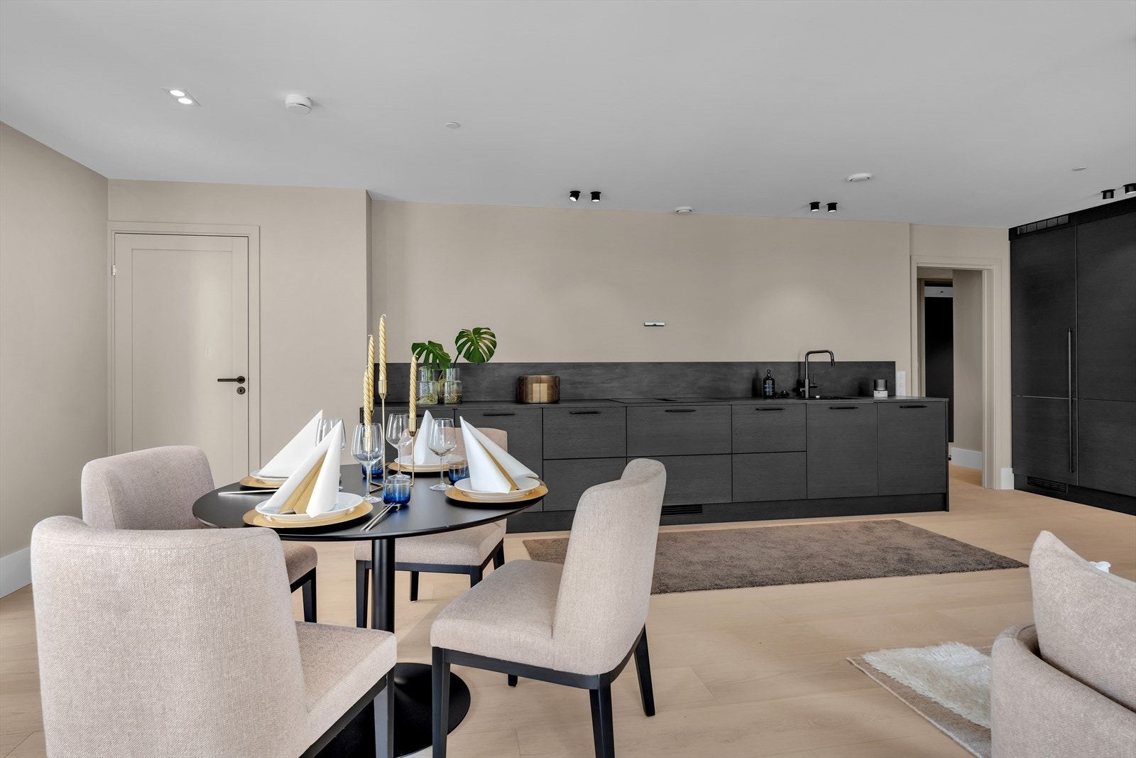 Stilrent og funksjonelt kjøkken. Galleribilde