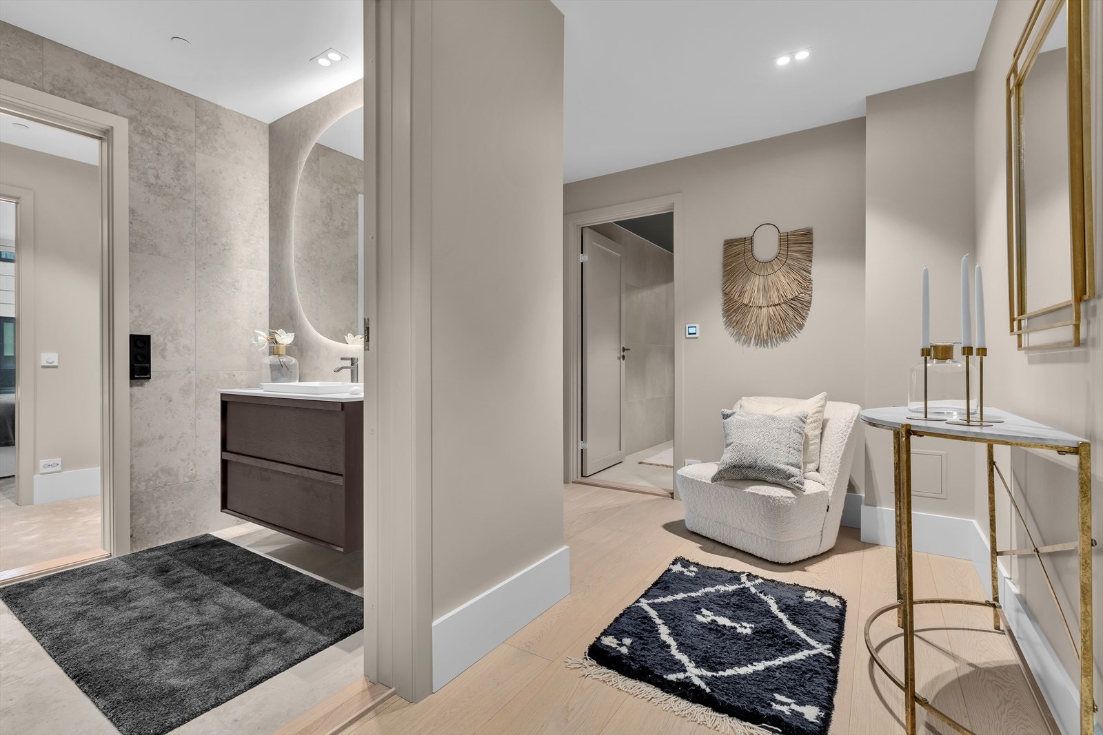 Fra entréen har du inngang til bad, garderobe og videre inn til soverommet. Galleribilde