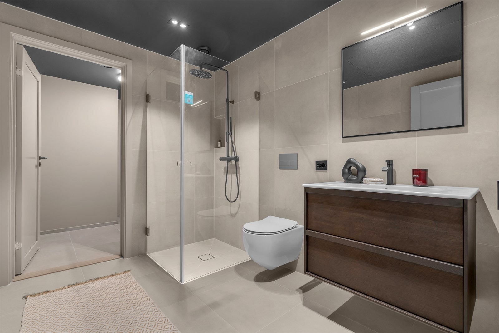 Bad nummer to med servant, toalett og dusjhjørne. Galleribilde