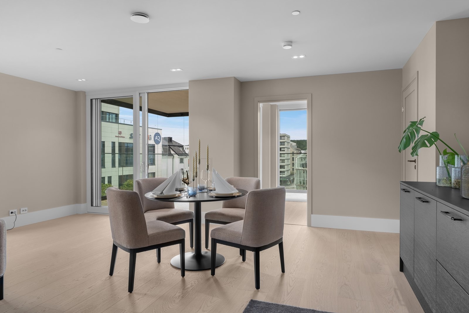 Skyvedør av glass slipper inn godt med lys i rommet og skaper en god atmosfære. Galleribilde