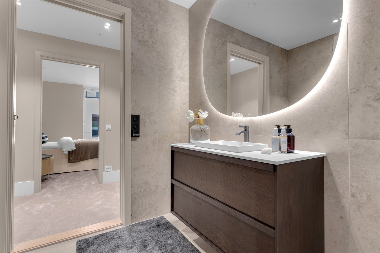 Fra badet kommer du videre til garderoben og inn til soverommet. Praktisk og gjennomtenkt planløsning! Galleribilde