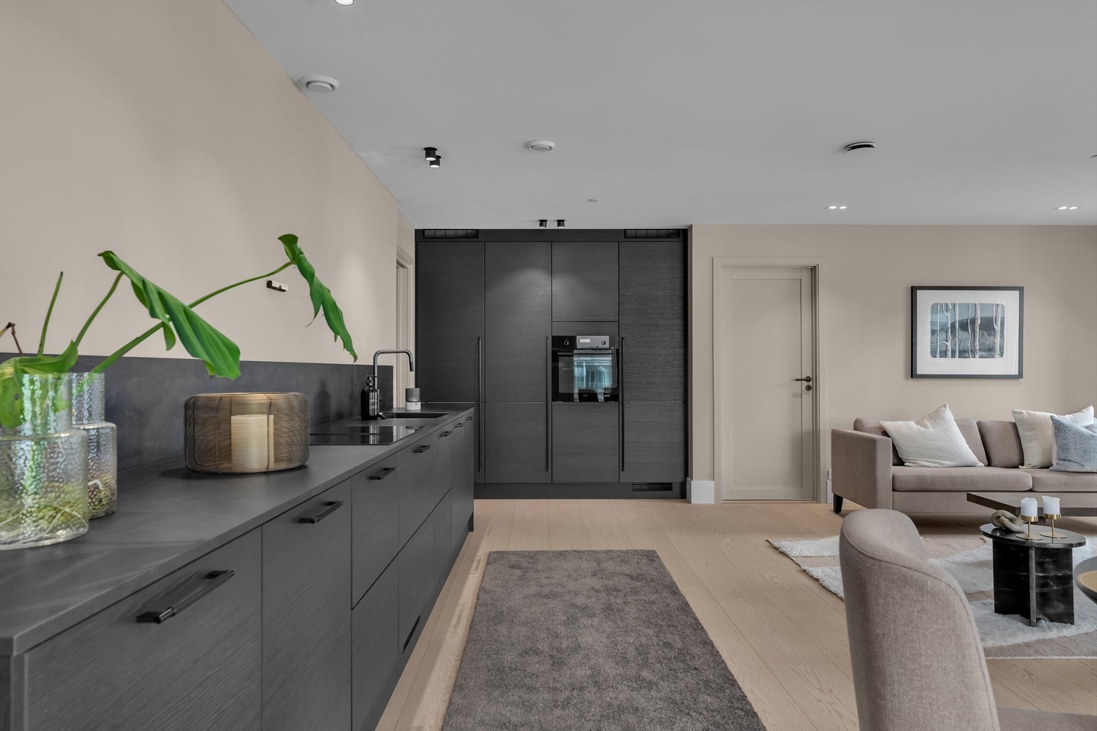 Kjøkken med mye benkeplass og åpent mot stue. Her kan du enkelt underholde gjester! Galleribilde