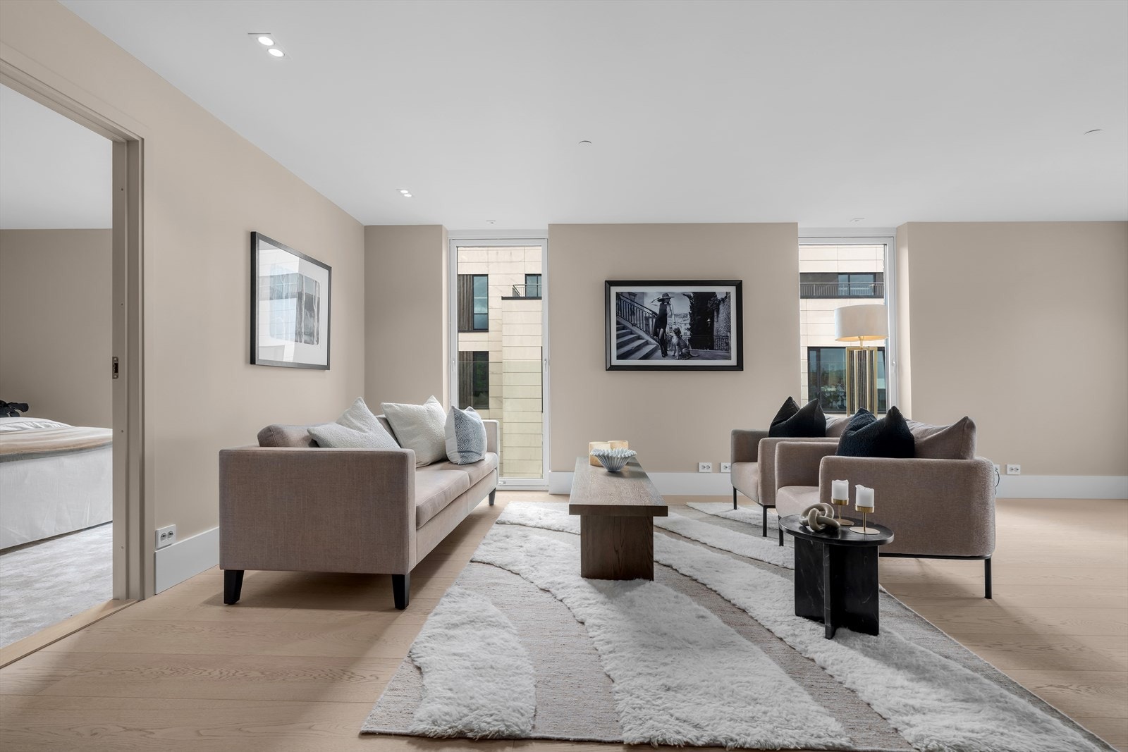 I stue er det vindu fra gulv til tak som slipper inn godt med lys og gir et eksklusivt preg. Galleribilde